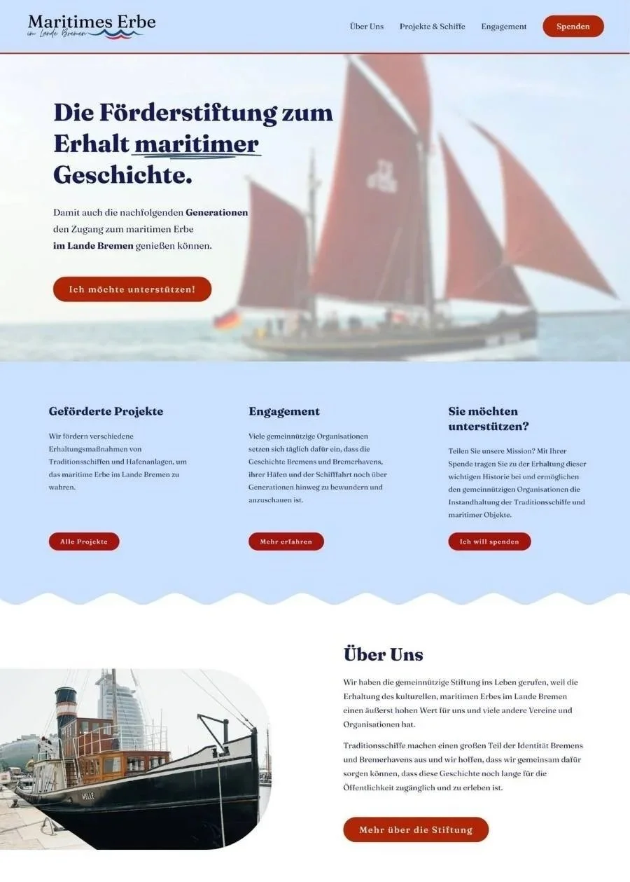 Website Stiftung Maritimes Erbe in Blau- und Rottönen mit Wellenabschnitten