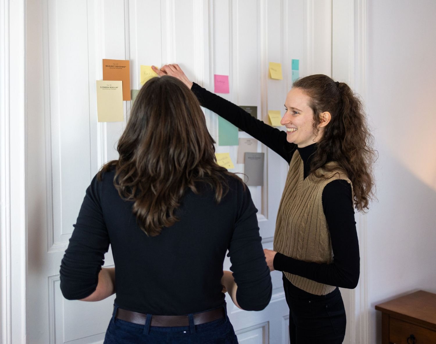 Maike und Franzi planen Branding für Website mit Farbkarten