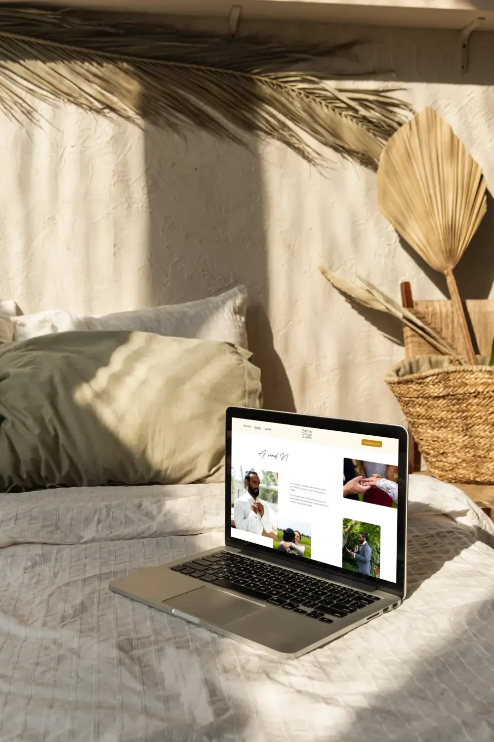 Tablet mit Website einer Stiftung