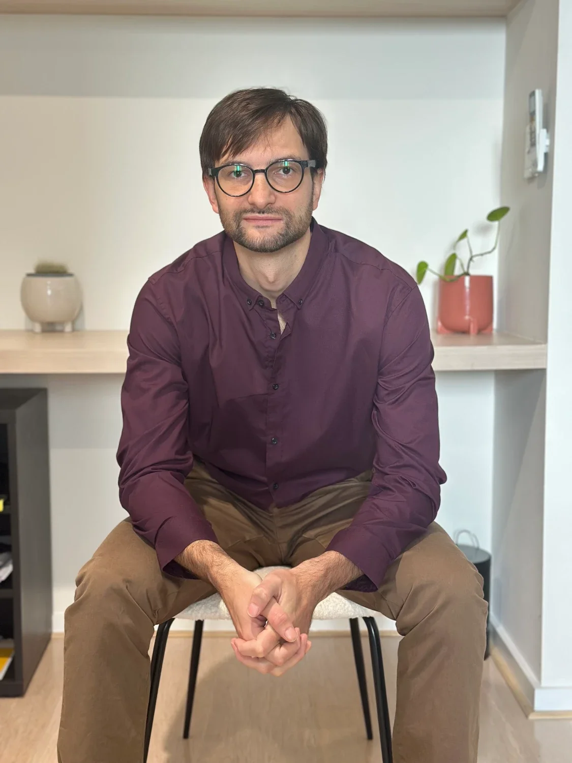 Gonzalo vor Regal mit Deko
