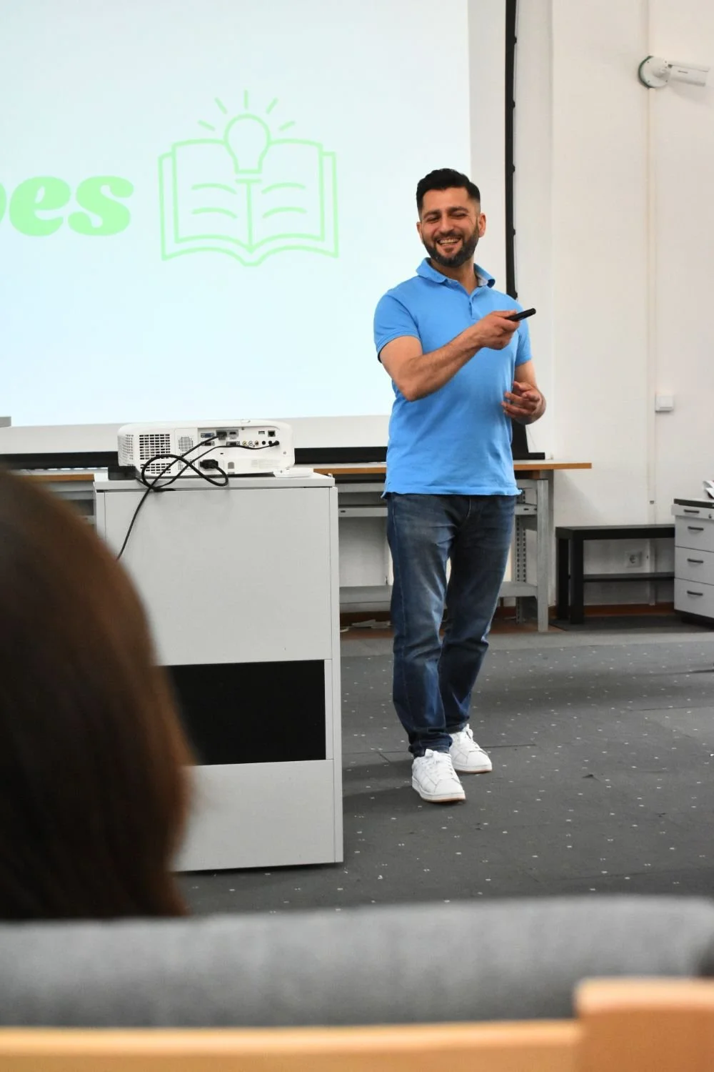 Berkan während eines Vortrags mit Vibes