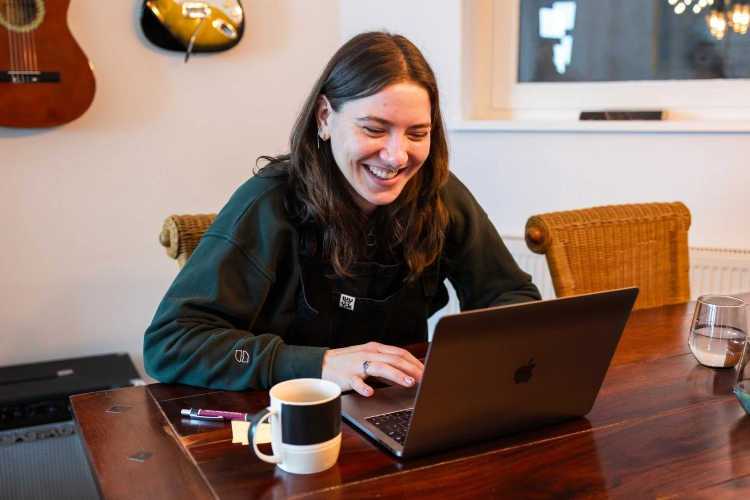 Franzi arbeitet mit Laptop an Website