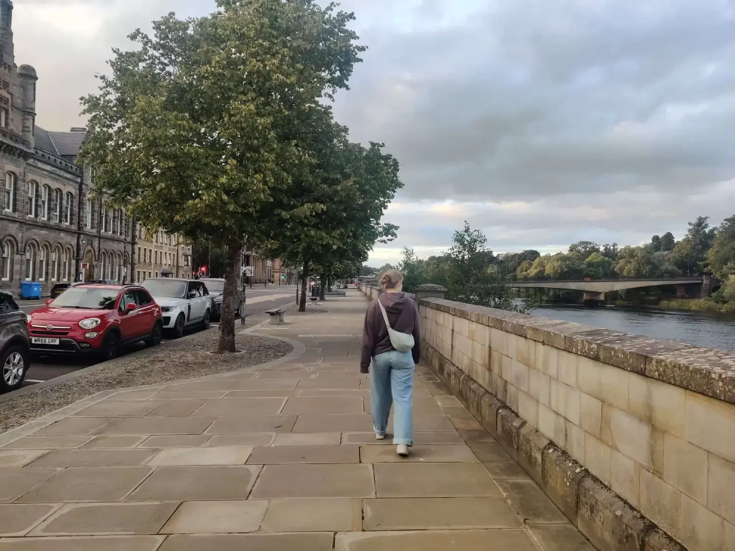 Bex läuft am Wasser entlang