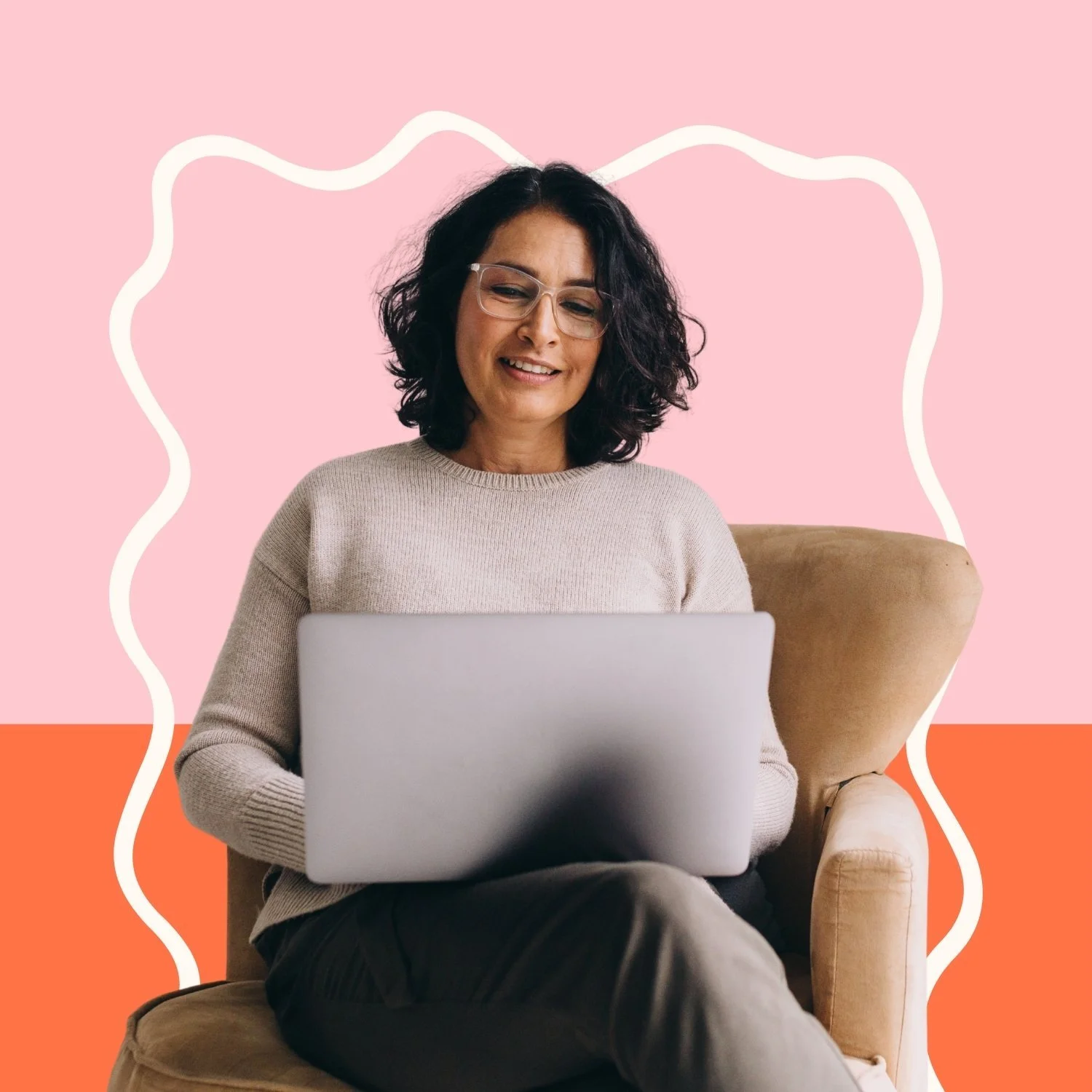 Dunkelhaarige Gründerin sitzt auf Sessel mit Laptop und reflektiert über Marketing und Ethik. Im Hintergrund orange, rosa und ein weißer handgezeichneter Rahmen