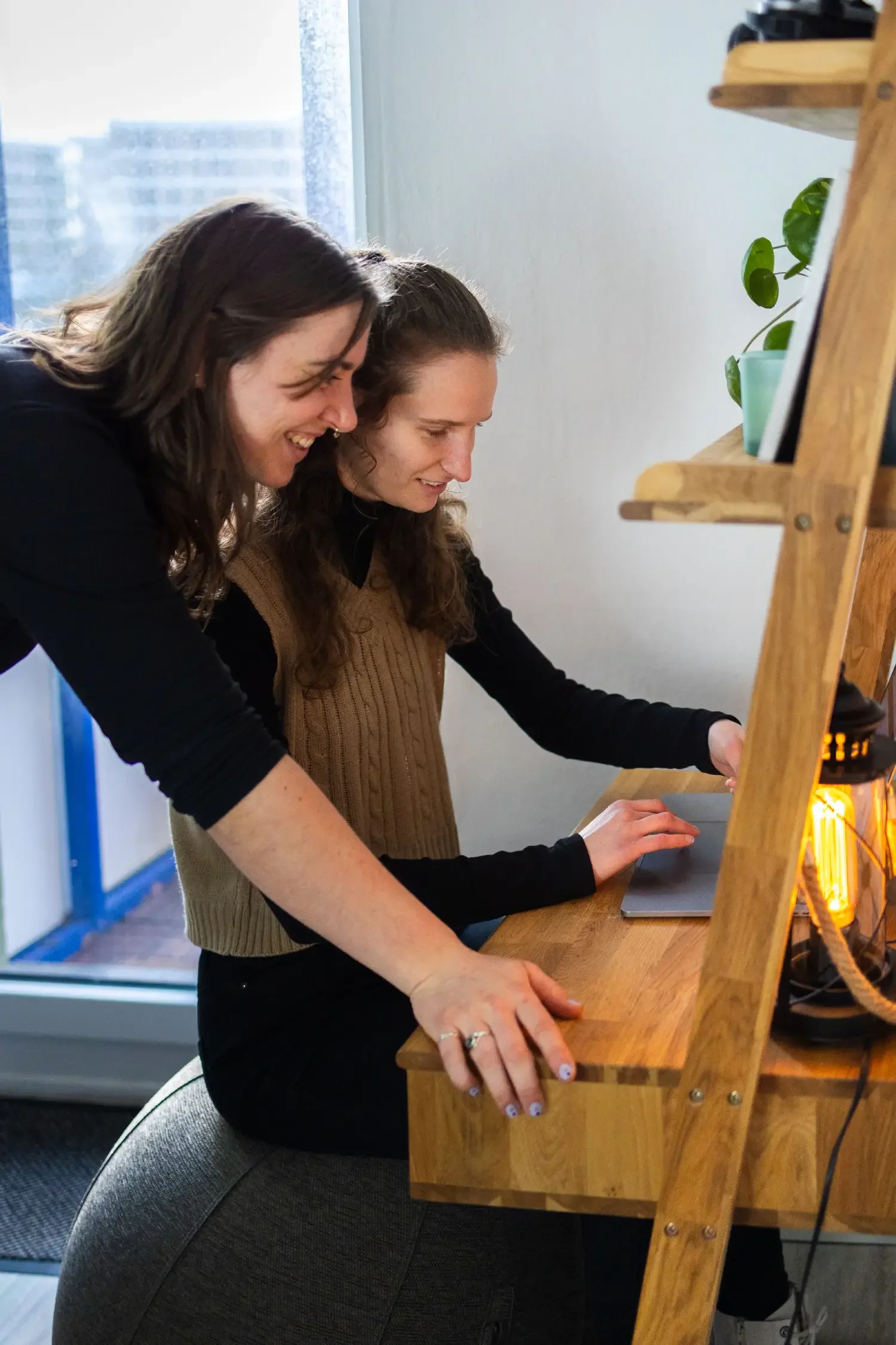 Designerin erklärt Kundin Purpose Marketing