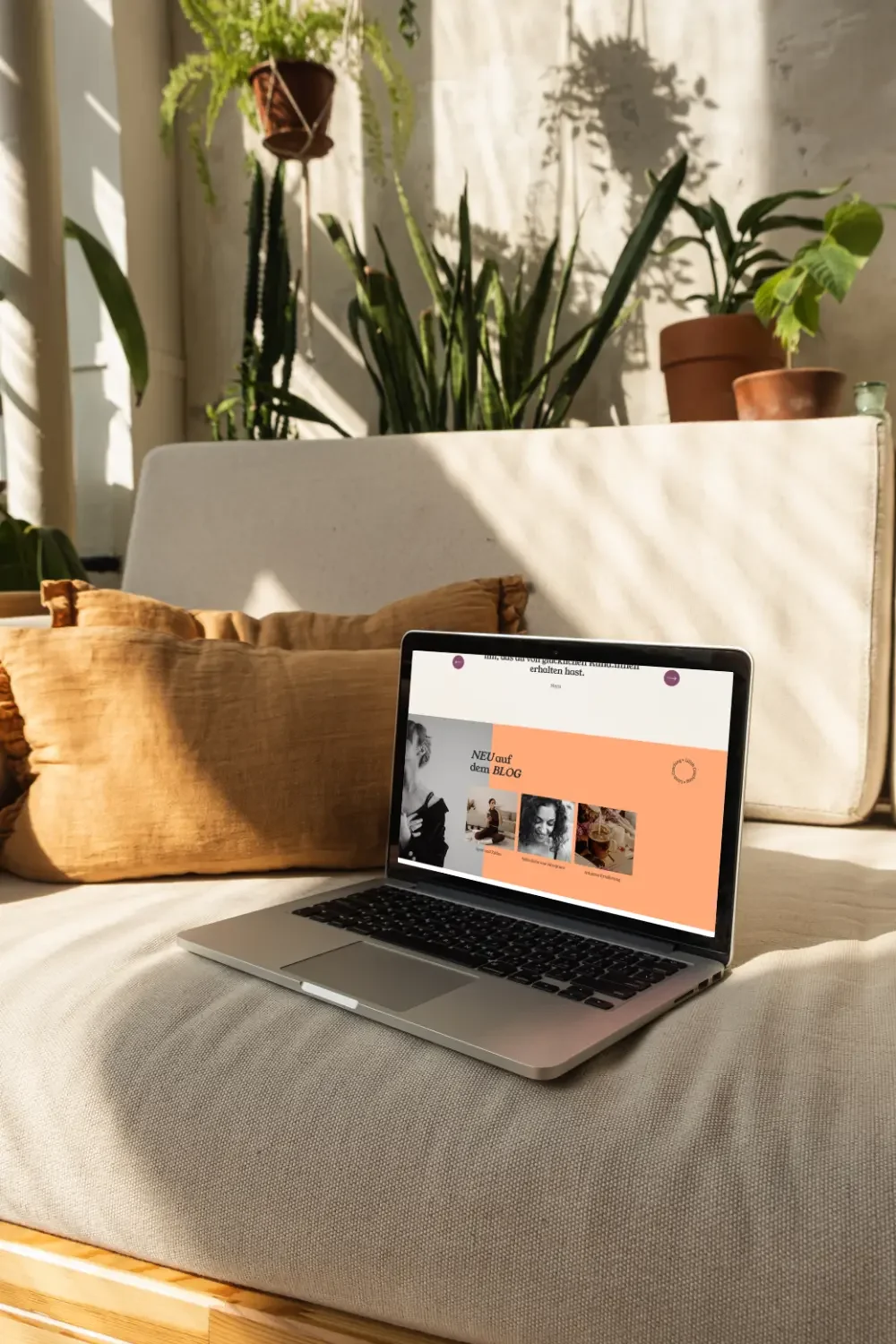 Laptop mit Website Template Lilith