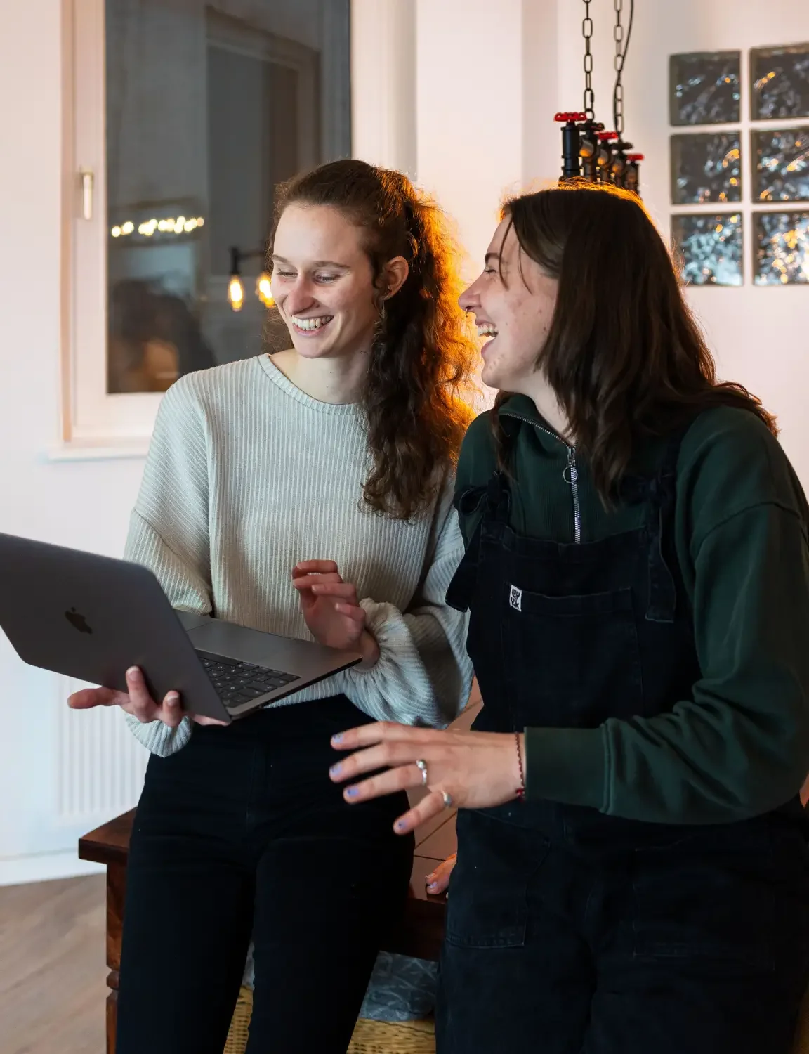 Maike zeigt Kundin Laptop