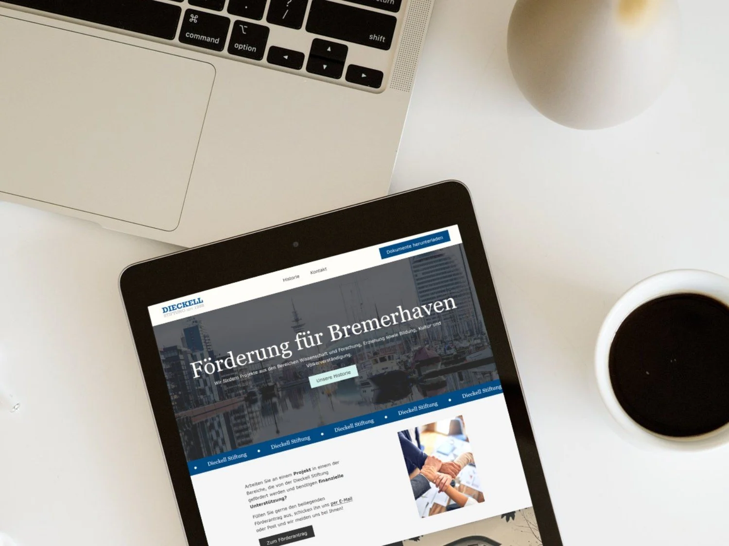 Tablet mit Website einer Stiftung