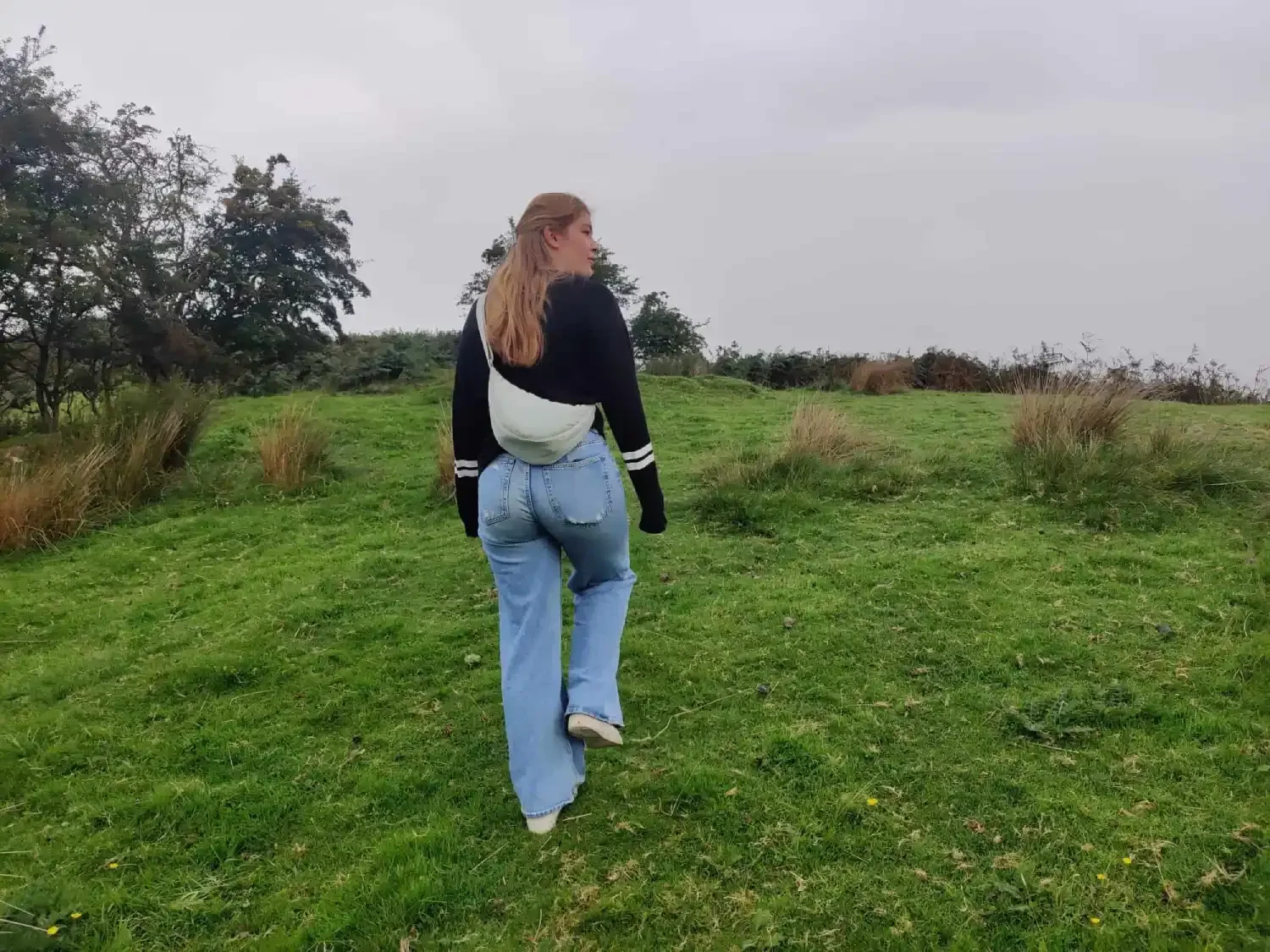 Webdesignerin läuft über eine Wiese