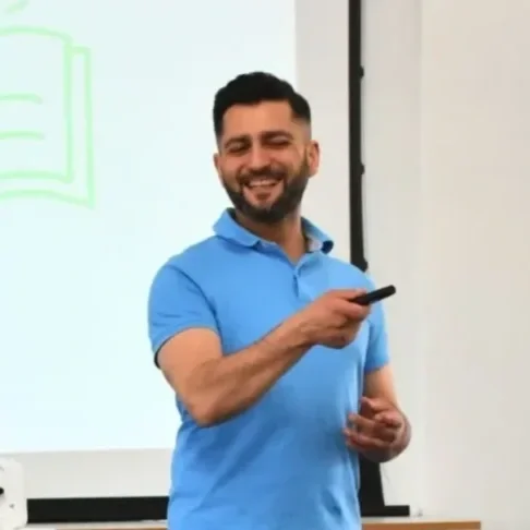Startup Gründer Berkan hält Pitch