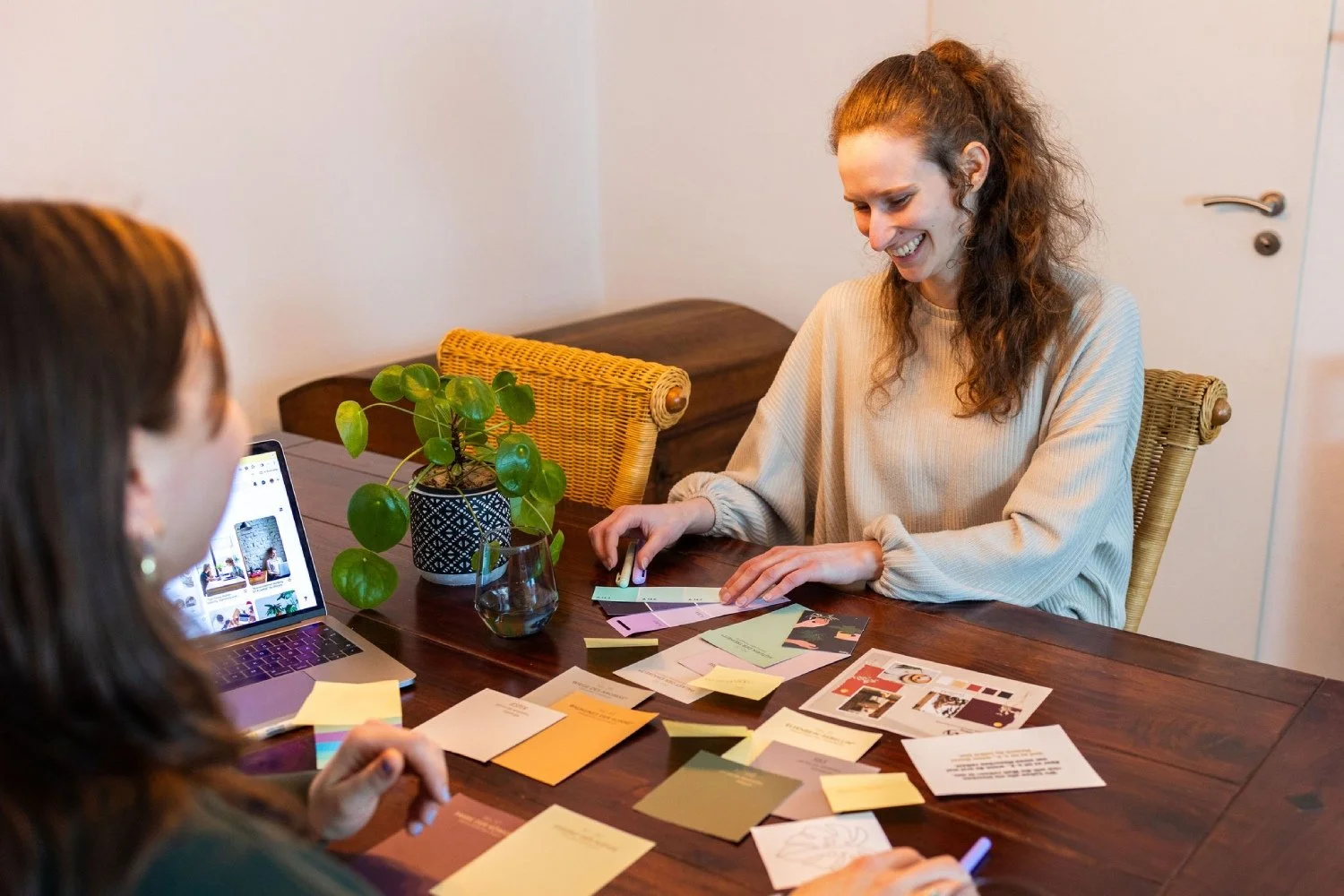 Webdesigner bereitet Branding für Kundin vor