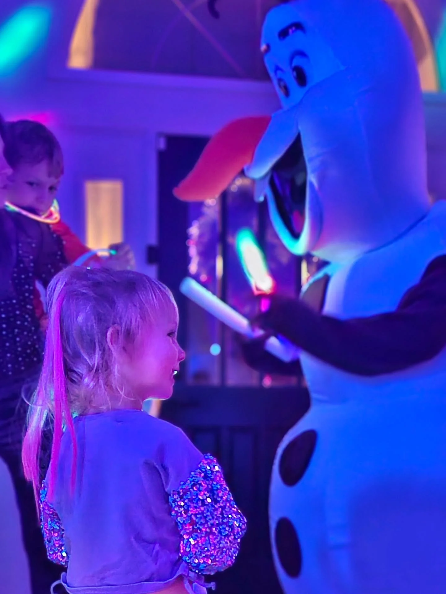 ❄️Snow Glow parties are Olaf's new favorite kind of celebration! Look how he lights up in the fun! 

❄️Entertaining the Magic of childhood