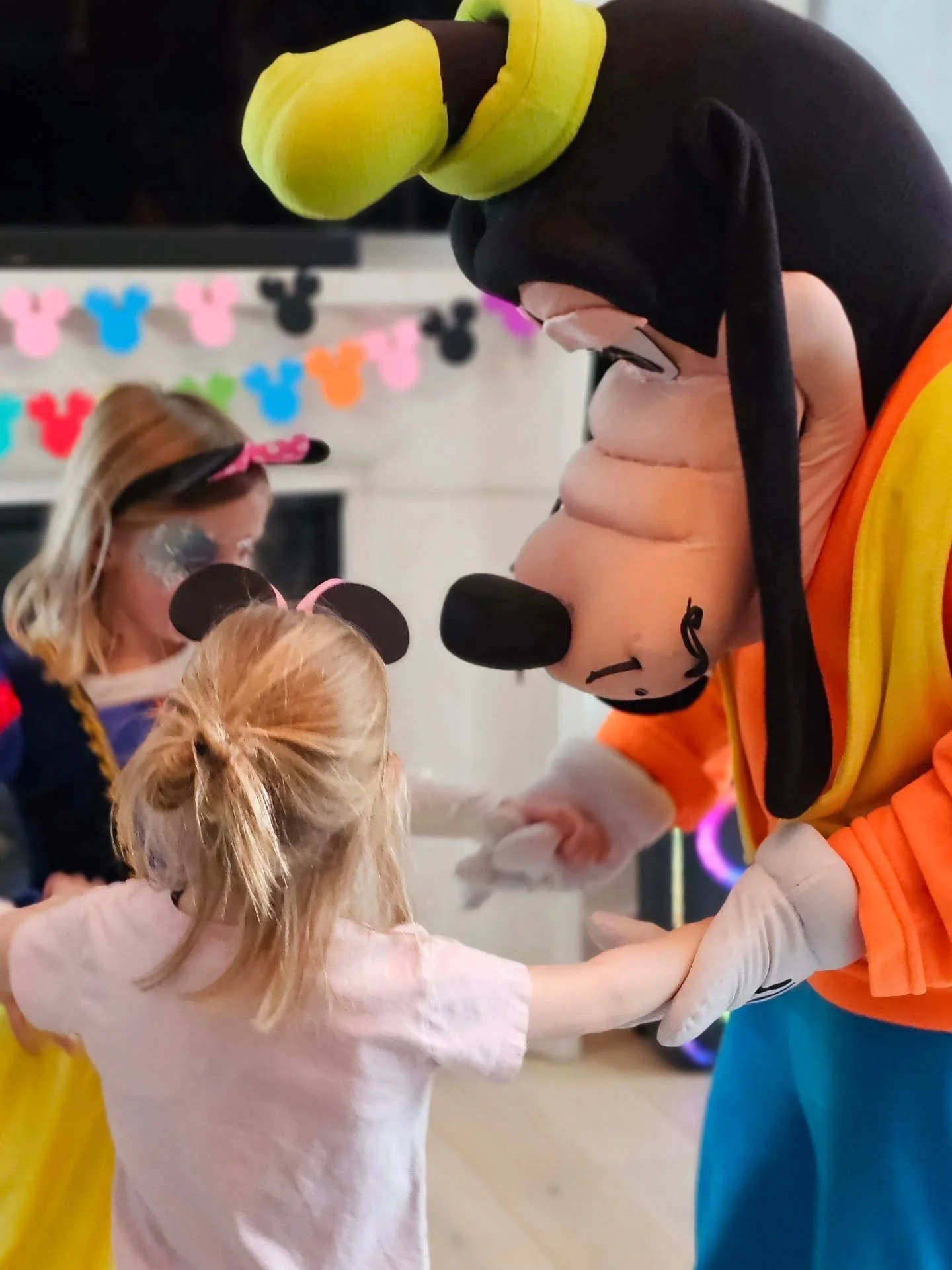 💚WARNING! When you book us, you wont need to schedule anything but the food. We make sure to prioritize fun, giggles, hugs, photos, and engagement! 

💚Entertaining the Magic of Childhood