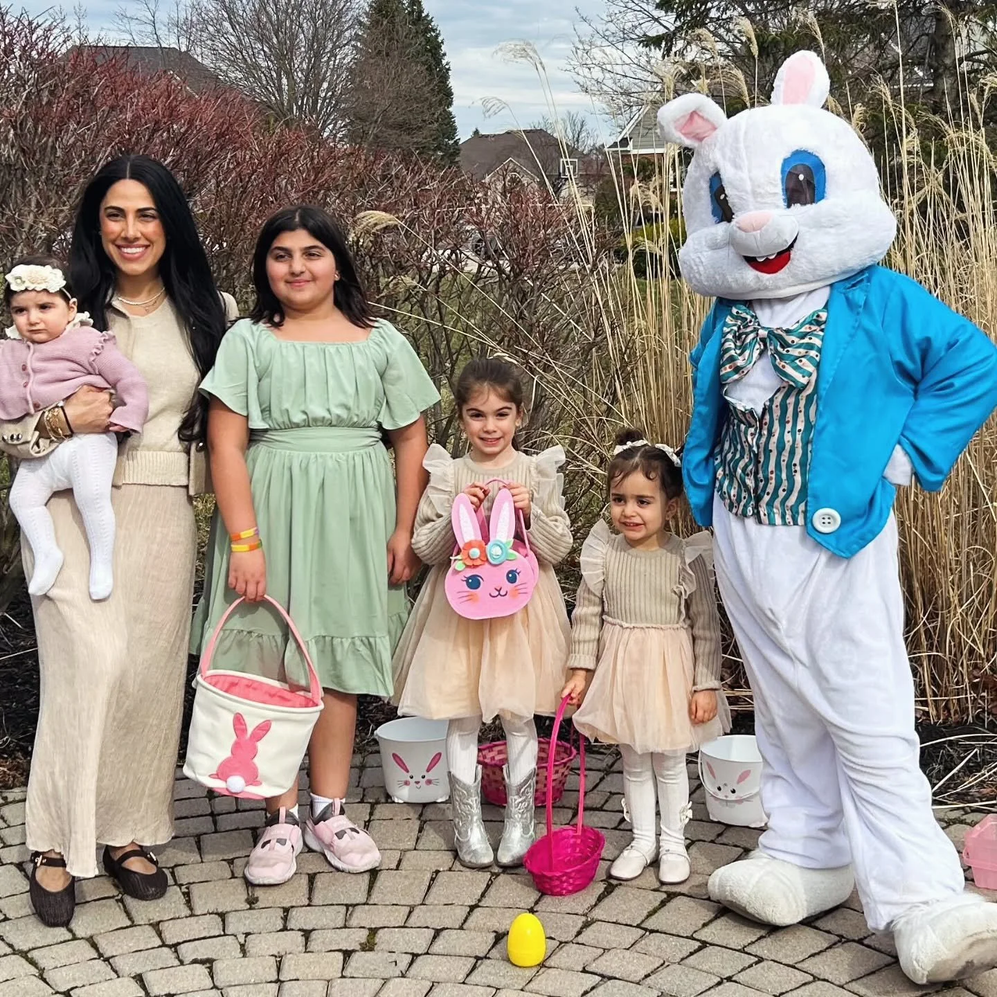🐰Hopping to a backyard near you- our 15 minute bunny visit includes a stuffed egg for each child, musical games, and time for photos! This is perfect for small family gatherings, or just your household creating a new easter tradition! 

🐰Entertaini