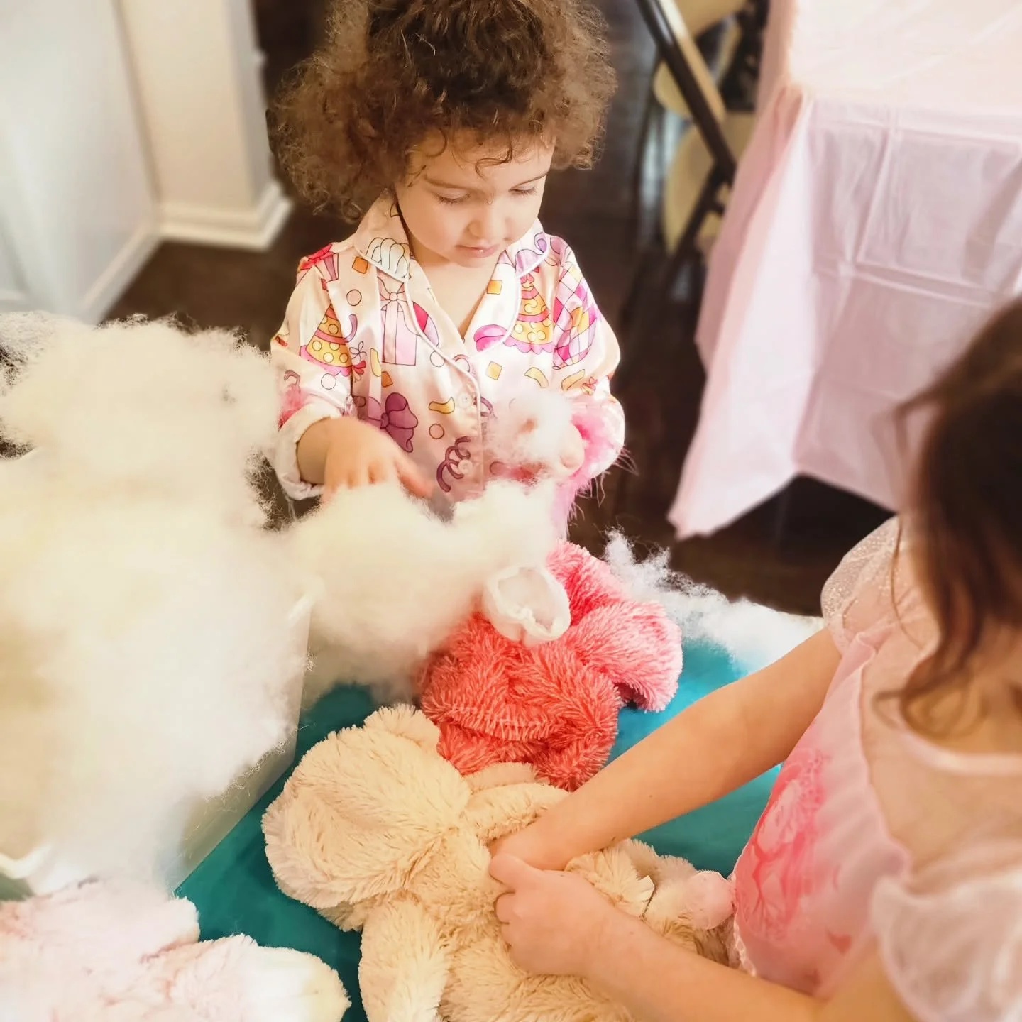 🧸Why add on a stuffy station to your event?
-The activity can take up anywhere from 45 minutes to an hour.
-Kids are creating their very own keepsake to take home from your event!
-Each kid designs their stuffies tshirt to showcase their unique styl