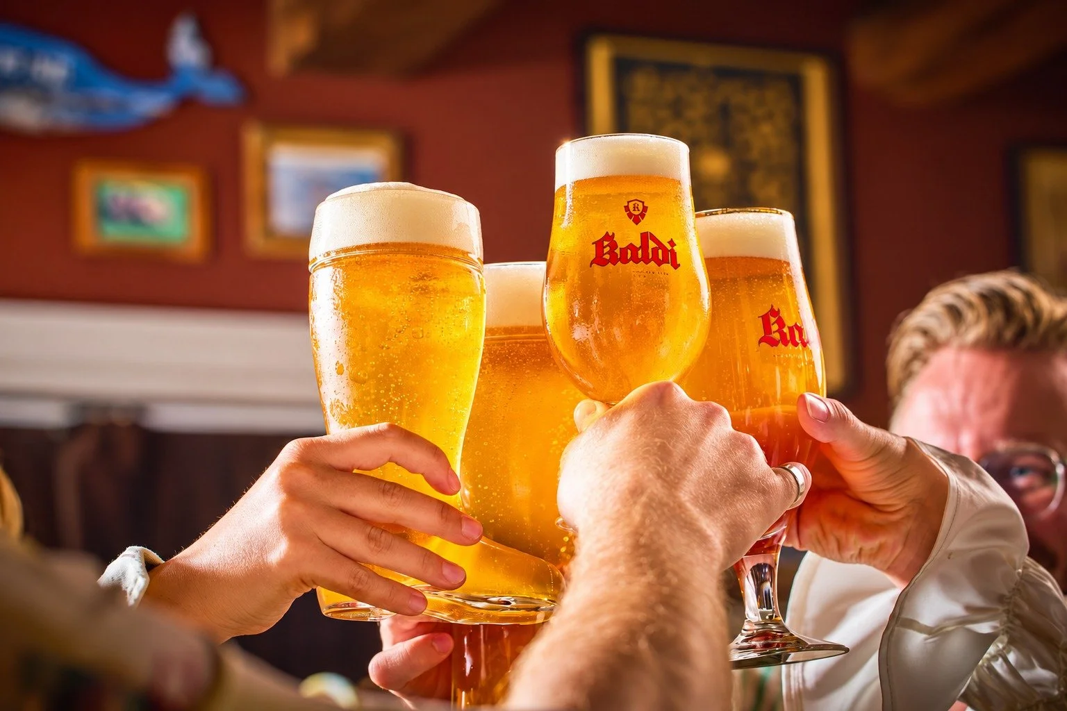 Sk&aacute;l fyrir f&ouml;stud&ouml;gum. 🍻

Sk&aacute;l fyrir g&ouml;mlum vinum og n&yacute;jum kunningjum.

Sk&aacute;l fyrir &thorn;eim sem segja &bdquo;&eacute;g er &aacute; lei&eth;inni&ldquo; en eru enn heima.

Sk&aacute;l fyrir j&oacute;labj&oa