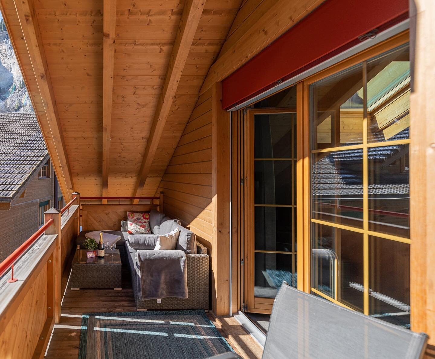 Al fresco dining; morning coffee with a view; apr&egrave;s-ski&hellip; a balcony is a must for any vacation 🥂 🏔️ 

#lauterbrunnen #luxurylauterbrunnen #holidayapartment #switzerlandtrip #vacationrental #wengen #murren