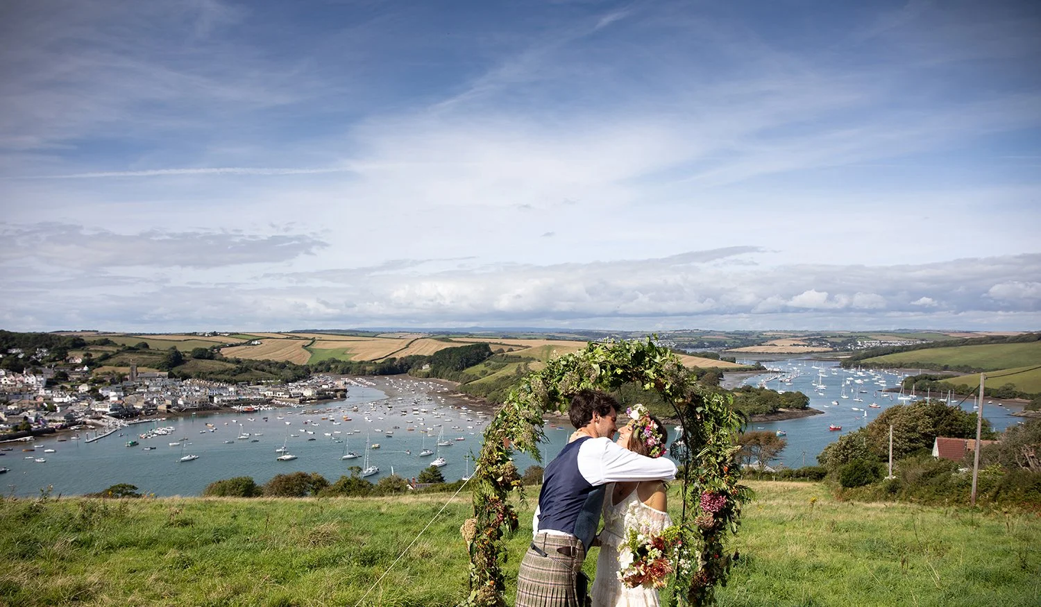 bride and groom kissing in a field in south devon