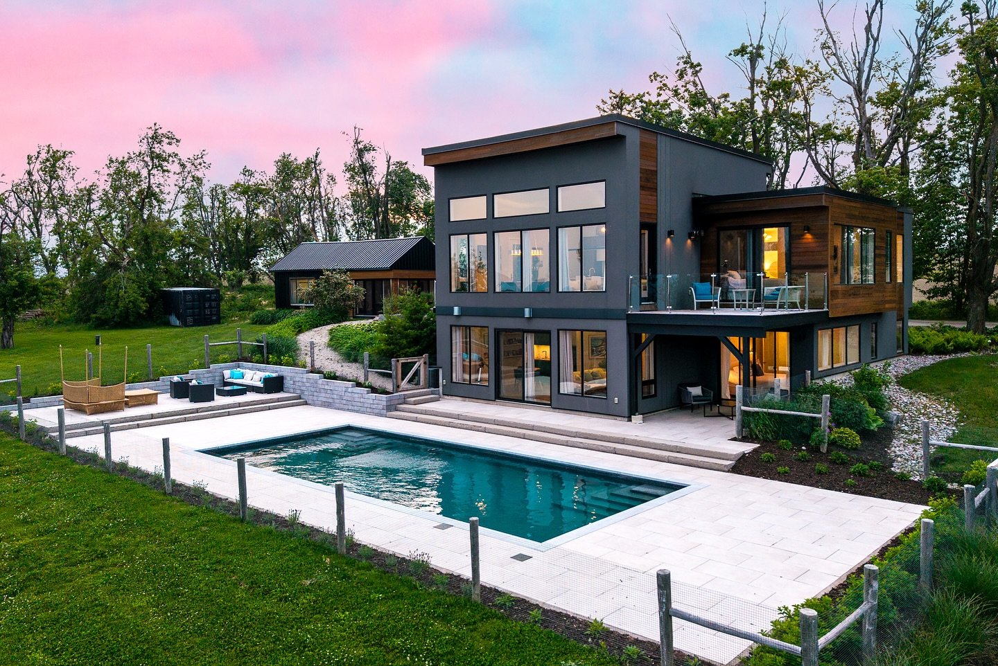 ✨Had the opportunity to showcase this beauty in Creemore, Ontario for @ellistonandsmithteam of @sothebysrealtycanada last week. The views. The privacy. The interiors. All breathtaking. Thank you! 🙏 

#ontariorealestate #ontariohomes #realestatemarke