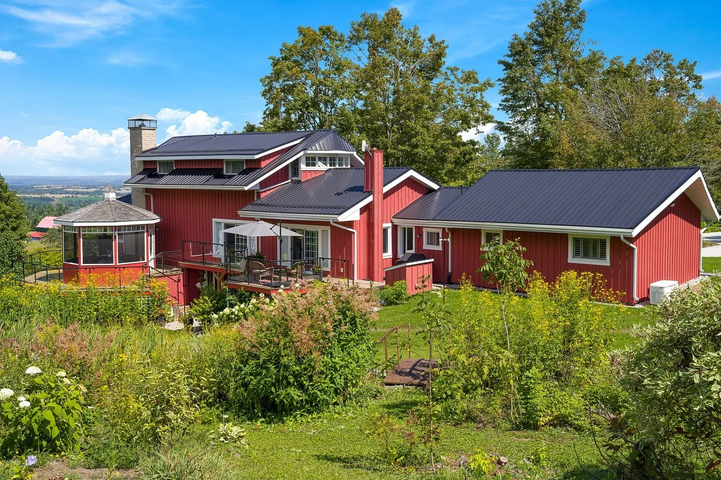 Somewhere near Creemore in Clearview township lies a home with long country views all the way to Georgian Bay. 

Realtor: @georgianbaygroup 
Aerials: @jytmedia.ca 
#clearviewrealestate #ontariohomes #realestatevideography