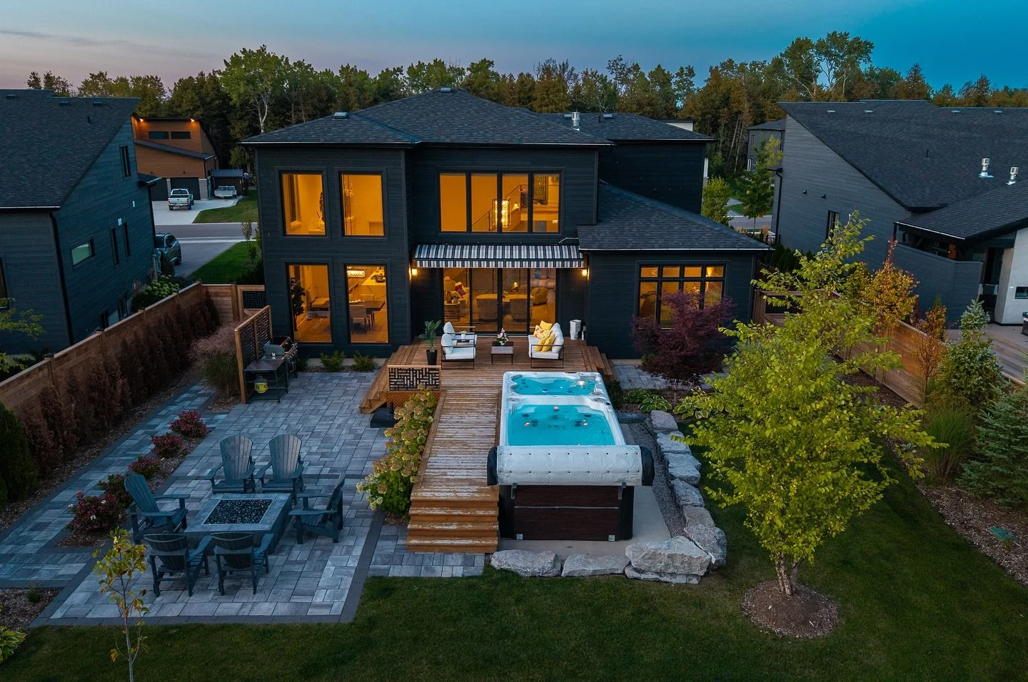 👌A gem on Tekiah Road in The Blue Mountains with a dual-zone swim spa. 

Realtor: @paulcasey_292 
Brokerage: @rlplocationsnorth 
Aerials: @jytmedia.ca 

#bluemountainrealestate #ontariohomes #ontariorealestate