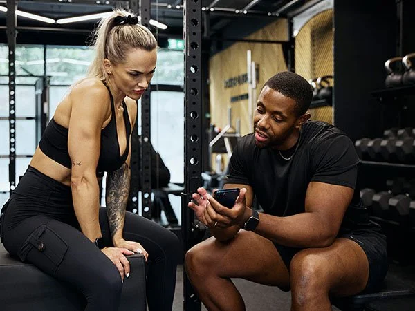 Tutor and learner discussing nutrition during Level 3 PT training.