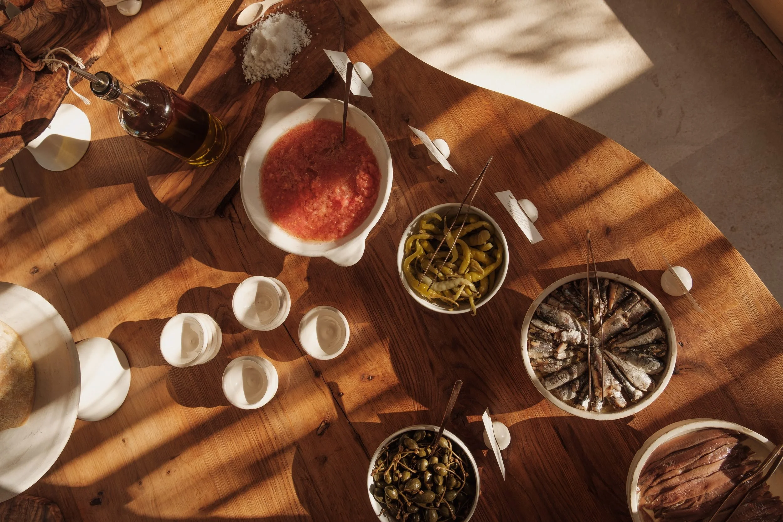 05-raquel-guiu-es-raco-d-arta-mallorca-summer-breakfast-table-overhead.jpg