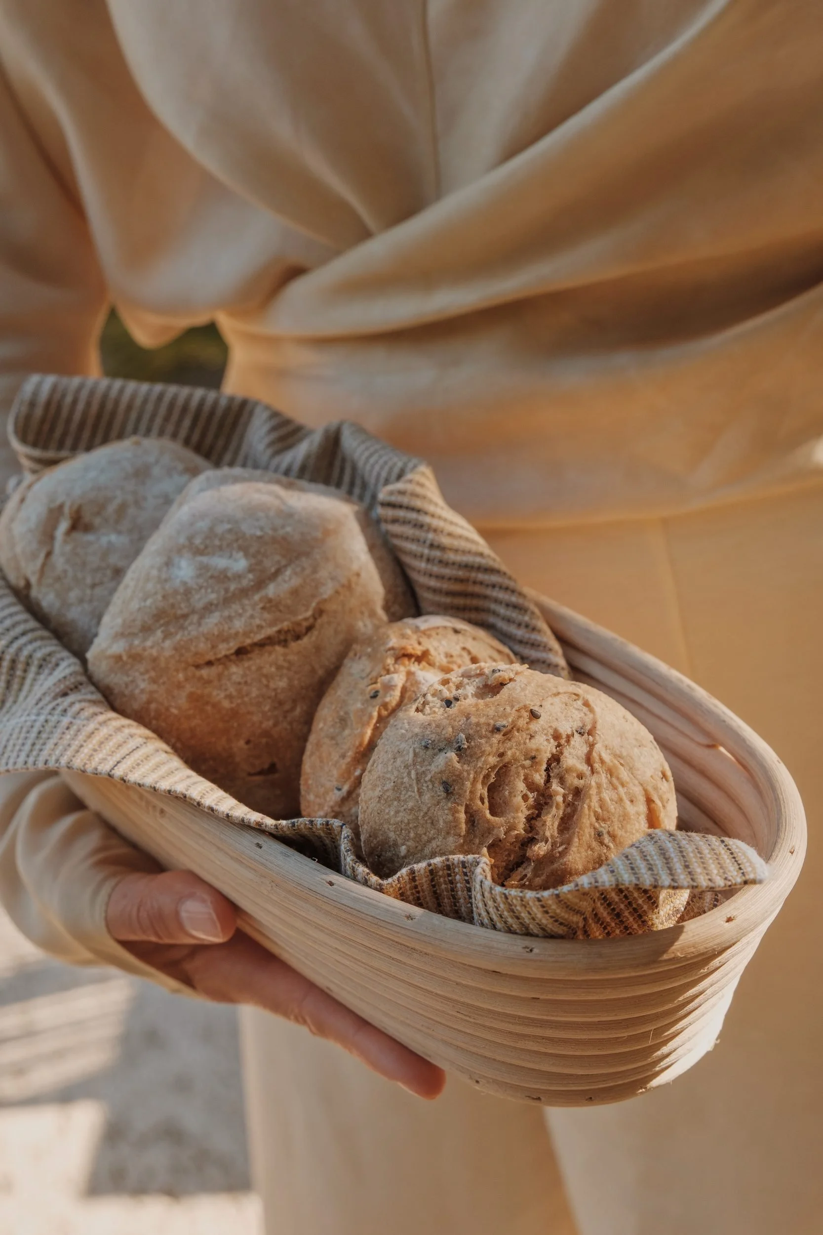 04-raquel-guiu-es-raco-d-arta-mallorca-summer-breakfast-bread-basket.jpg