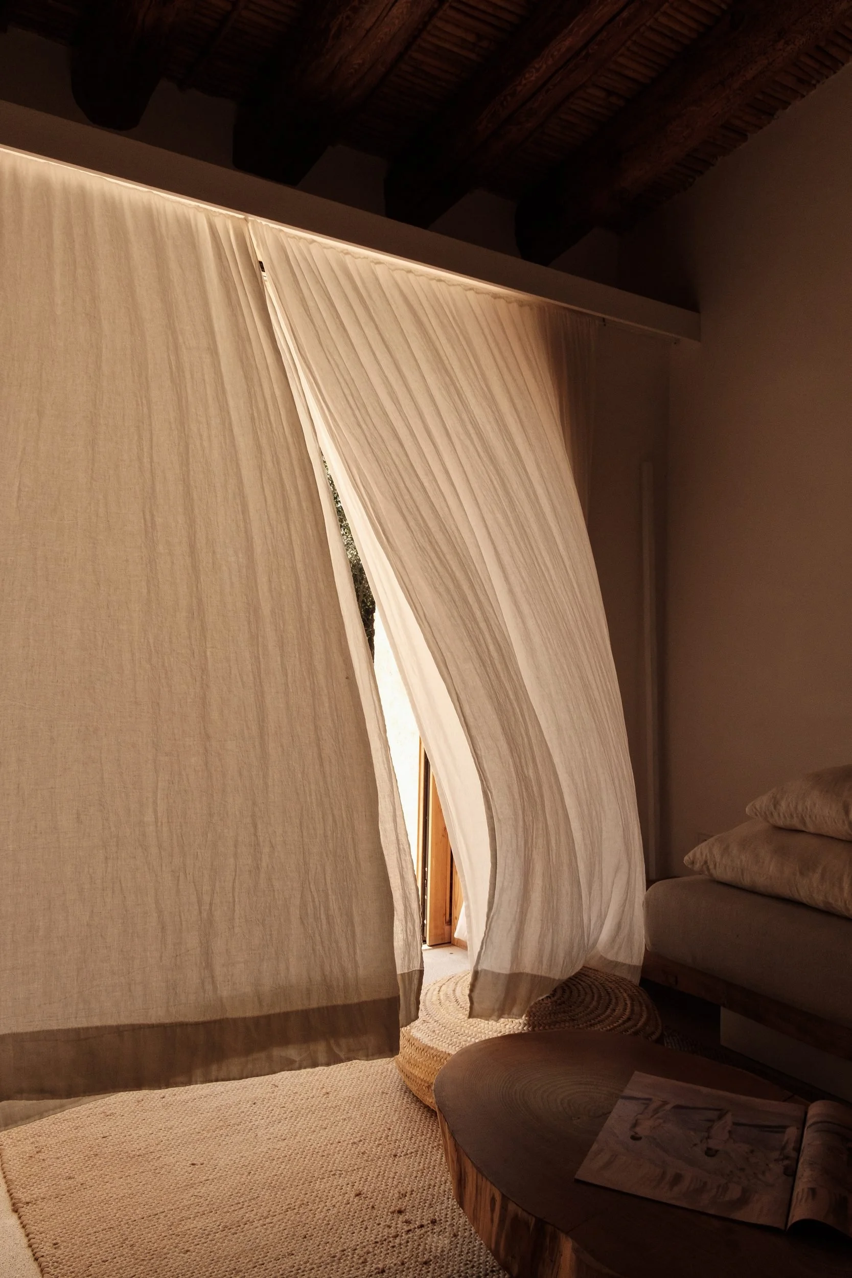 11-raquel-guiu-es-raco-d-arta-mallorca-summer-linen-curtain-summer-breeze.jpg