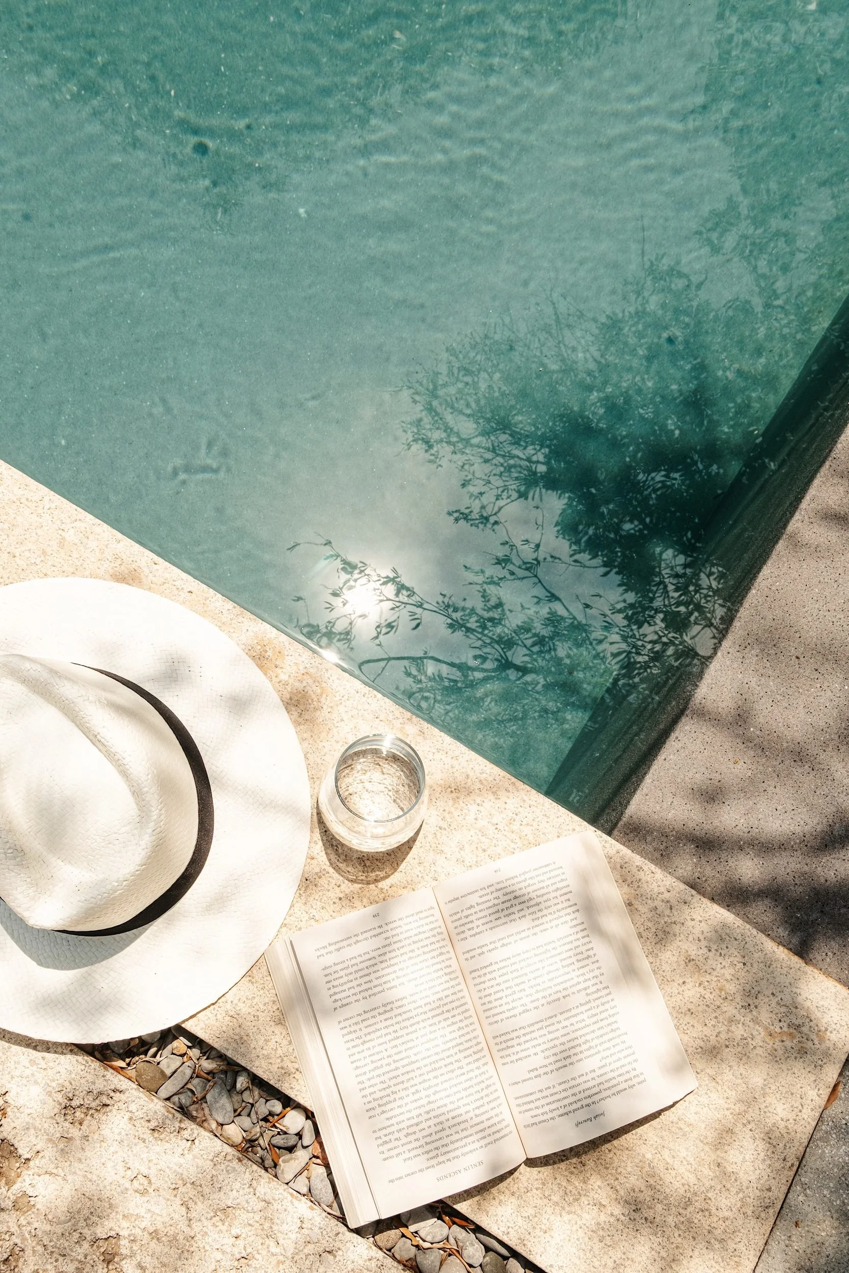 02-raquel-guiu-es-raco-d-arta-mallorca-summer-straw-hat-book-poolside.jpg