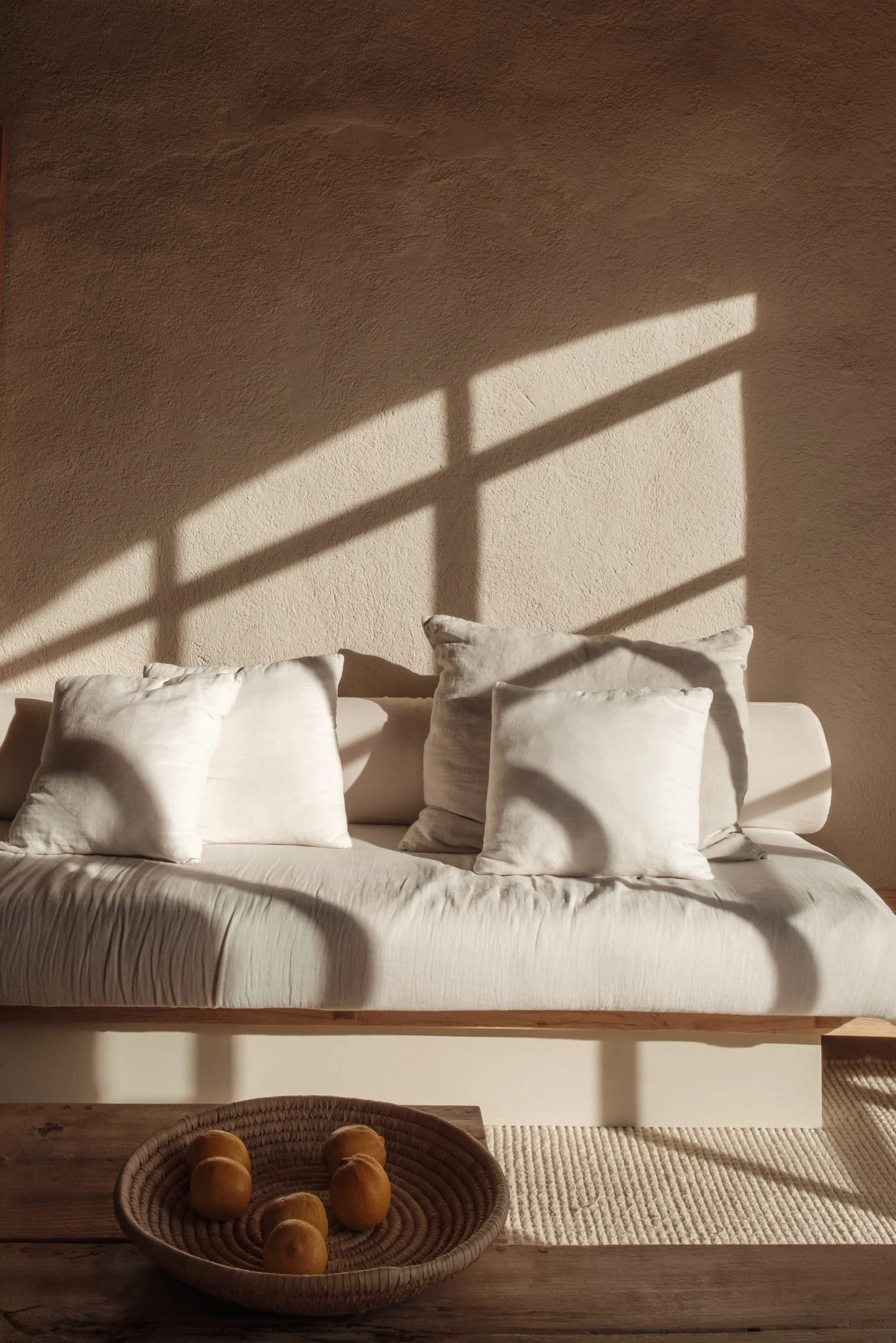 03-raquel-guiu-es-raco-d-arta-mallorca-summer-linen-sofa-window-light.jpg