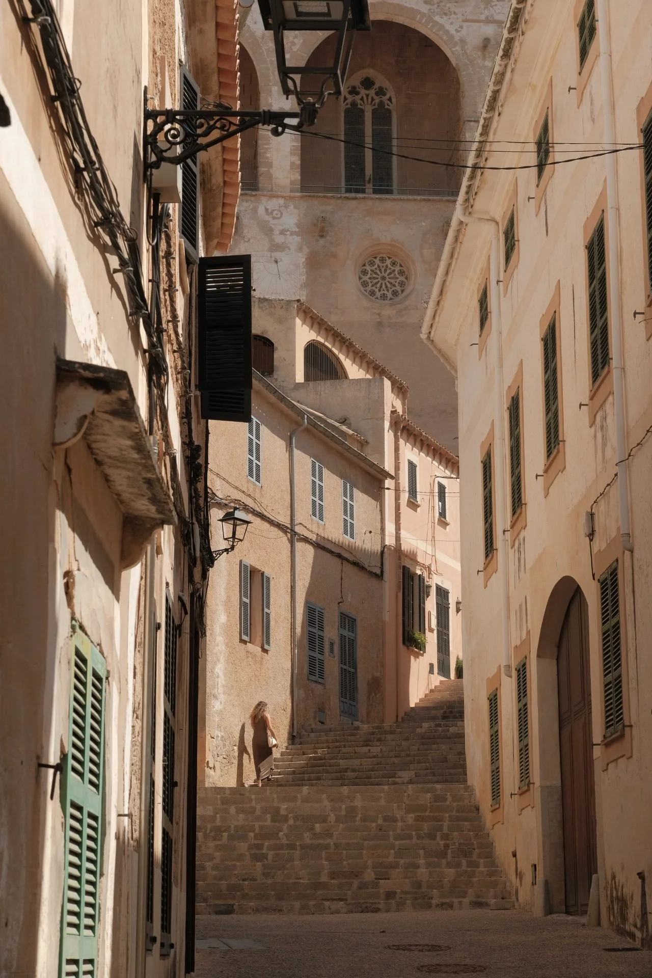 07-raquel-guiu-es-raco-d-arta-mallorca-summer-arta-old-town-street.jpg