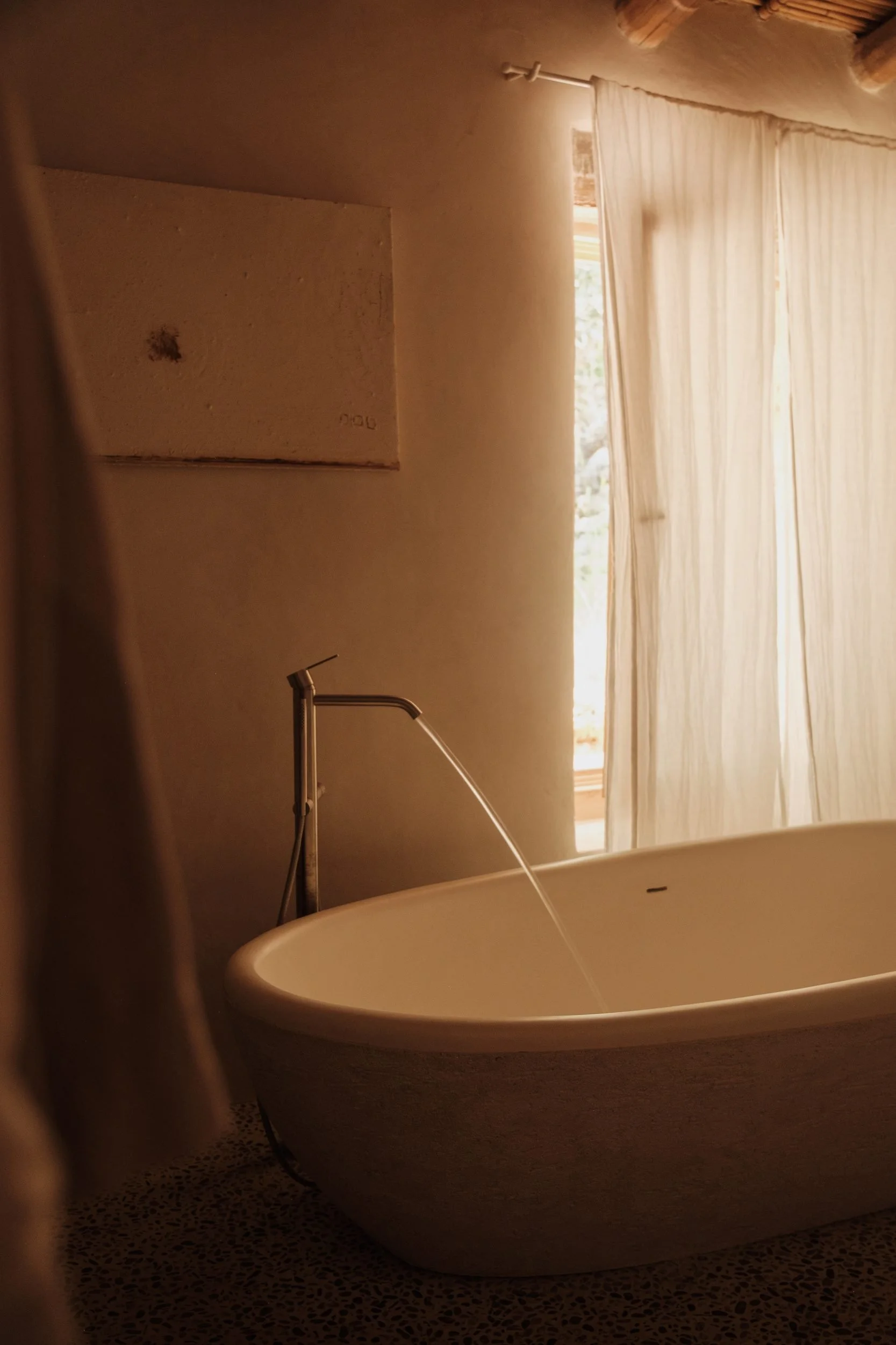12-raquel-guiu-es-raco-d-arta-mallorca-summer-freestanding-bathtub-suite.jpg