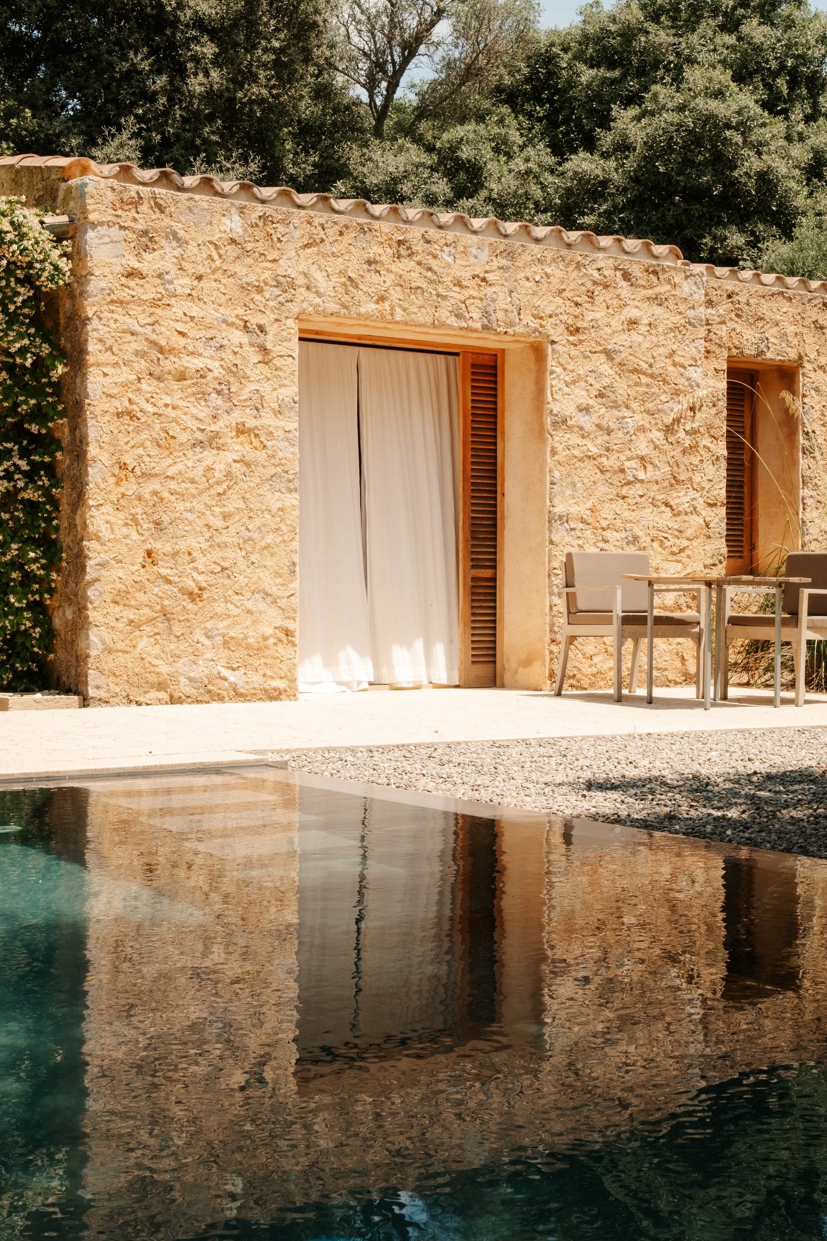 01-raquel-guiu-es-raco-d-arta-mallorca-summer-stone-casita-pool-reflection.jpg
