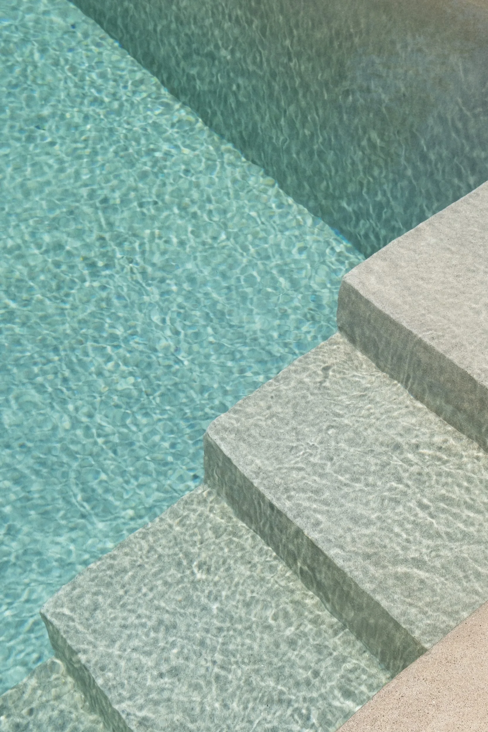 06-raquel-guiu-es-raco-d-arta-mallorca-summer-pool-steps-turquoise-water.jpg