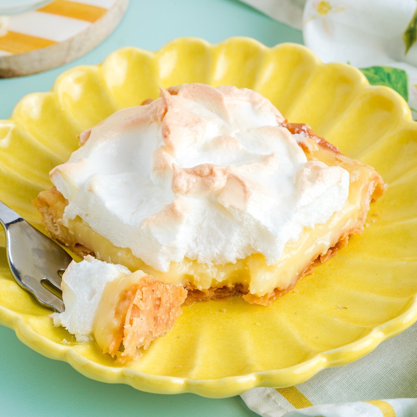 There's a new playa in town and it's slab-tastic! 🍋😍 Who needs an itty-bitty slice when you can indulge in a whole slab of tangy-sweet goodness? 🤤 Trust me, once you try this lemon meringue slab pie, there's no going back. ⁠
What are your thoughts