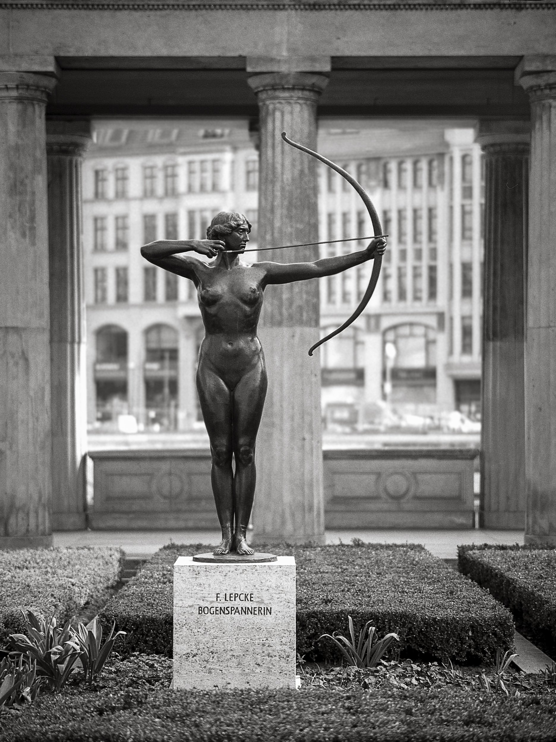 Bogenspannerin, Berlin, Germany, 2013