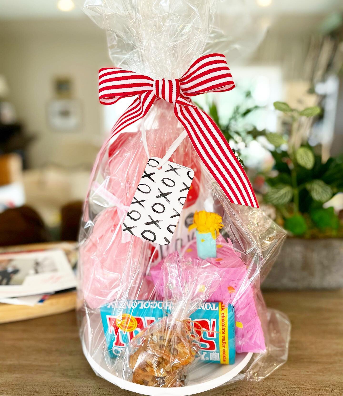 A little 13th Birthday love shipped to a sweet girl in ATL 💞

#feelsonwheels2you #greenvillesmallbusiness #curatedgiftdelivery #sendsomelove #yeahthatgreenville #poppyspopcorn #tonyschocolate #enewton