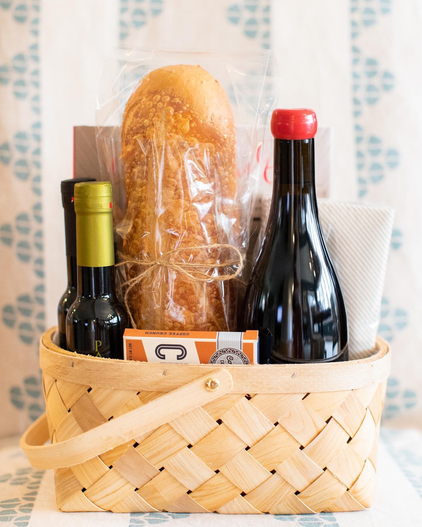 Need a little host gift for your weekend getaway? We&rsquo;ve got all the local Greenville favorites wrapped for you 👌🏼

#feelsonwheels2you #greenvillesmallbusiness #curatedgiftdelivery #sendsomelove #yeahthatgreenville #poppyspopcorn #tonyschocola