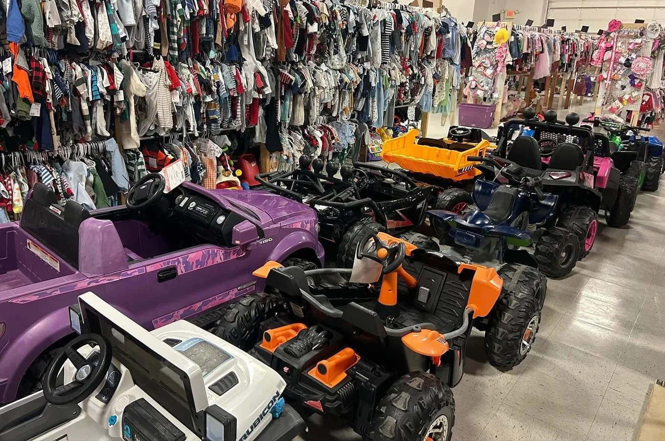 It&rsquo;s like 🎅Santa&rsquo;s Workshop here!! TOY MANIA! 🎄
Shopping from 300+ local families at once? 😍 YES!  Clothes &amp; shoes to sports gear, books and toys for big &amp; small!! 🎃Costumes &amp; holiday dress-up too!

🎯THOUSANDS of baby and