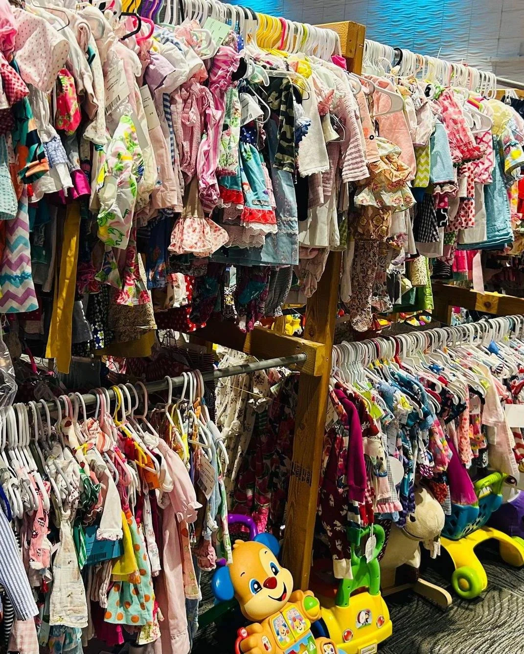 🌸 Spring is coming. 
👖The kids need clothes. 
💸You need a deal. 

March 4-8 in Greenville 🐠🐠 We need you to show up and shop from HUNDREDS of local families all in ONE EASY, BEAUTIFULLY organized spot! 

_______

🎉The BIGGEST BESTEST Tip? 
Shop