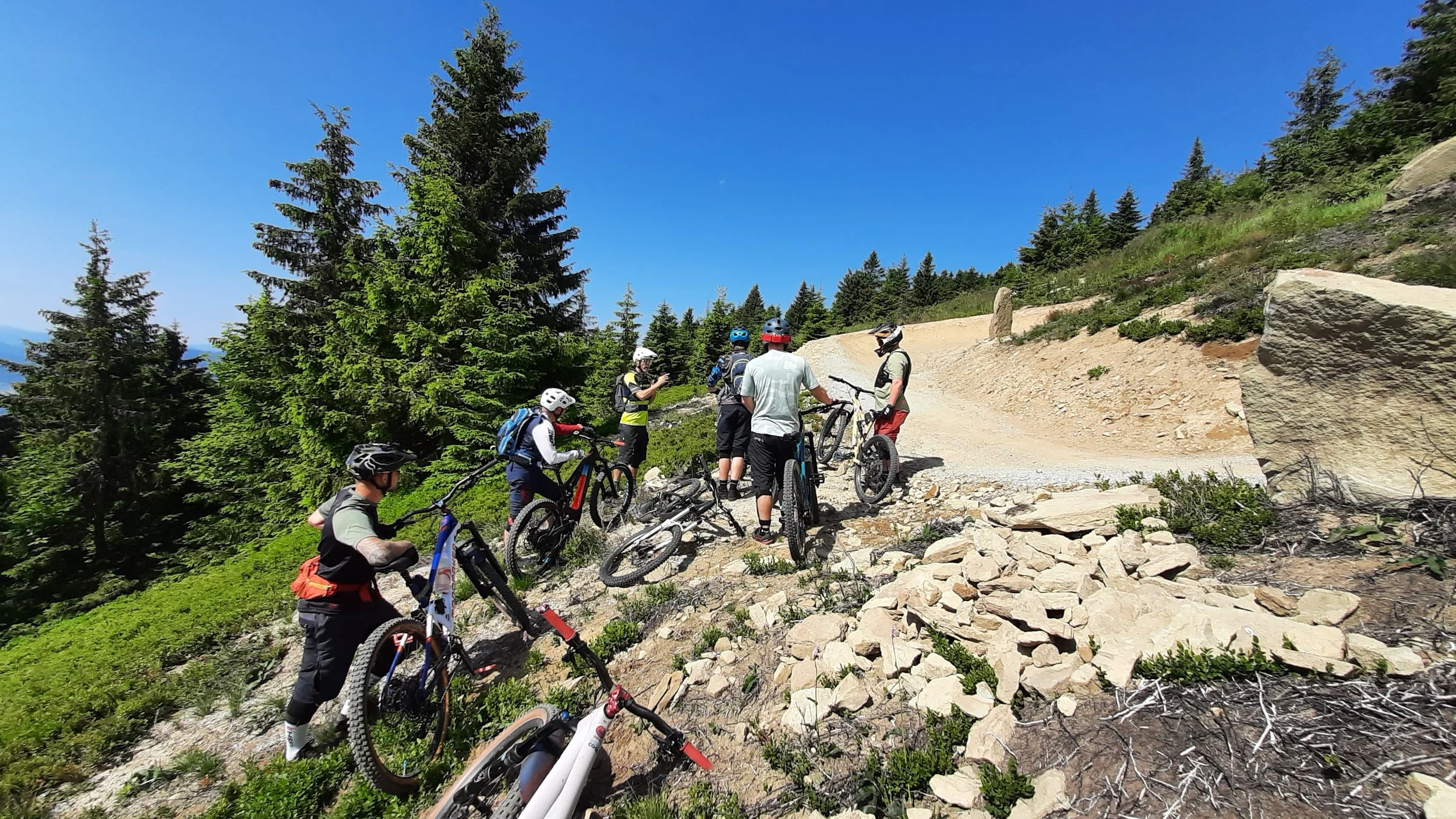 MTB kemp Kubínska Hoľa - prejazd klopenej zákruty