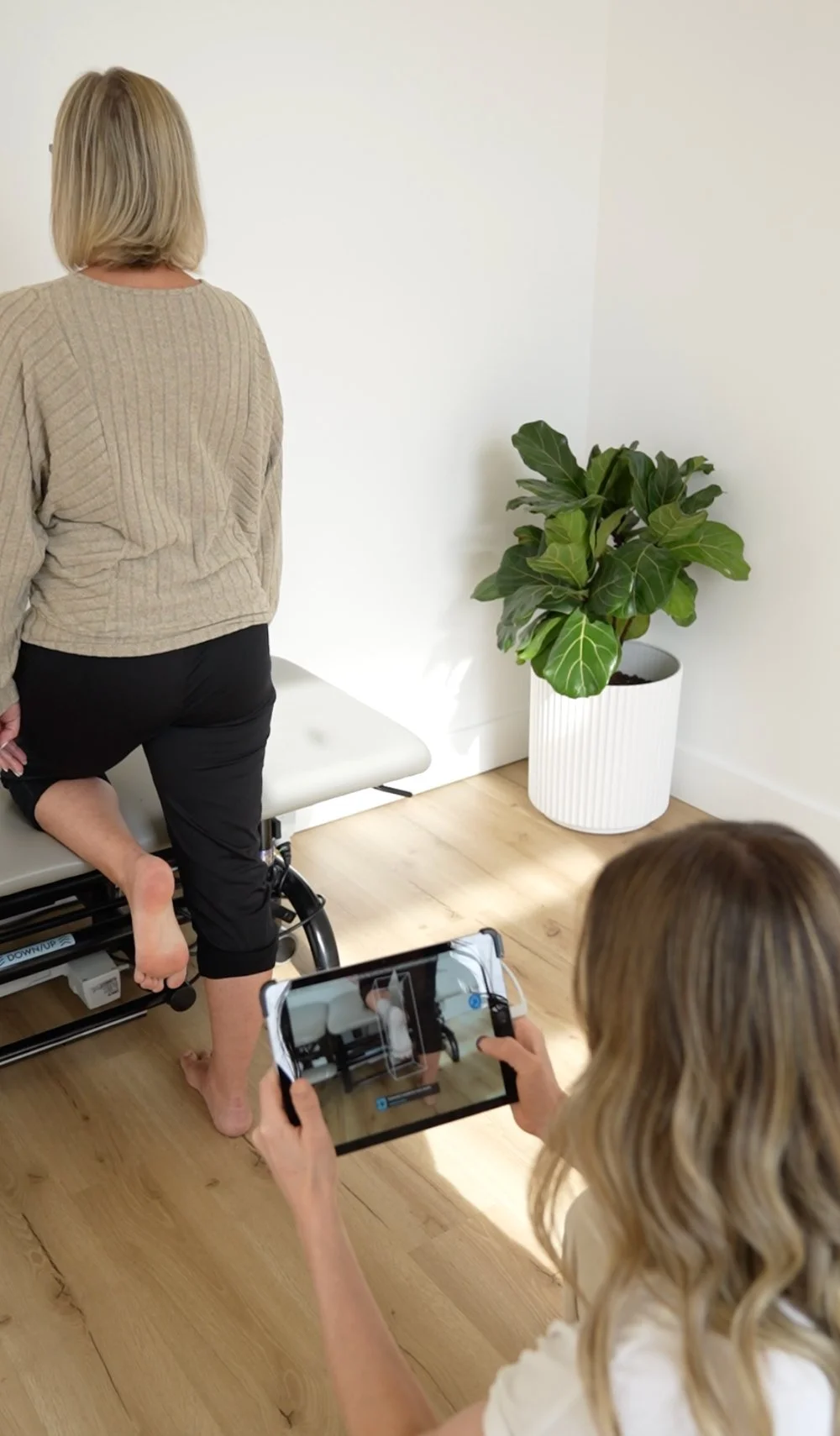custom orthotics practitioner taking picture in stoney creek