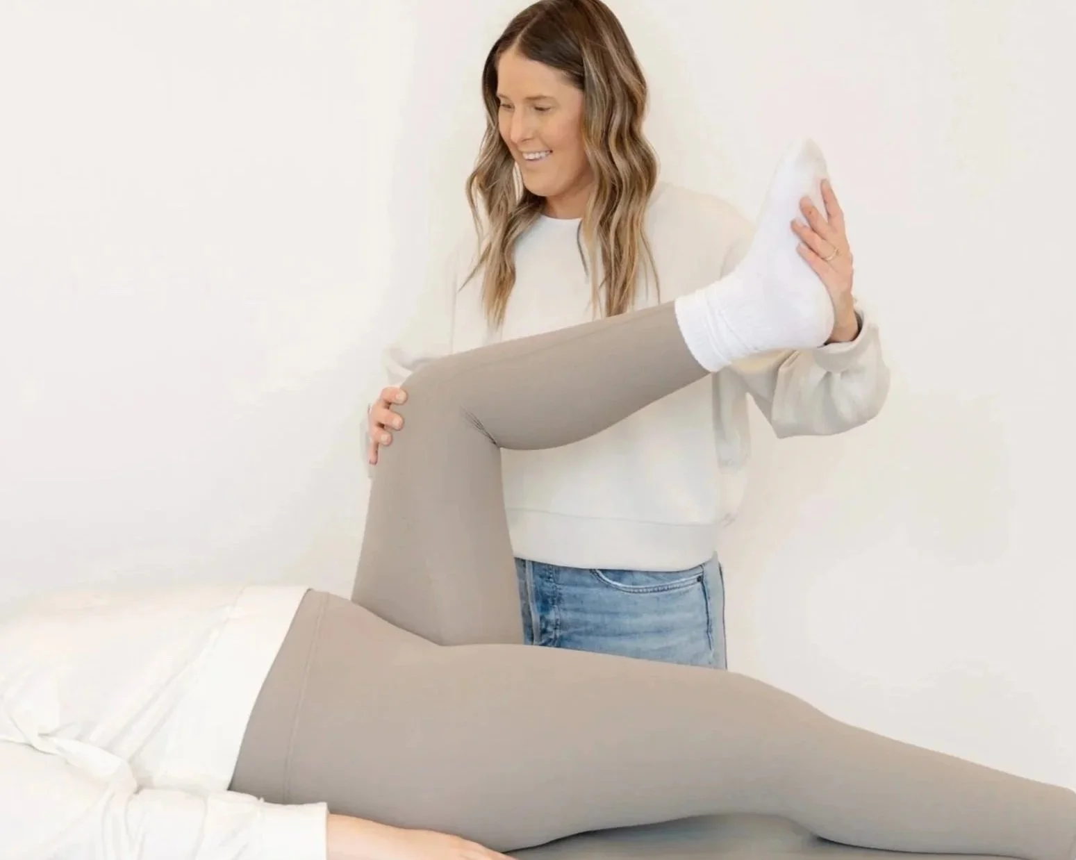 dr-devyn-chiropractic-treatment-holding-leg-up-stoney-creek-on