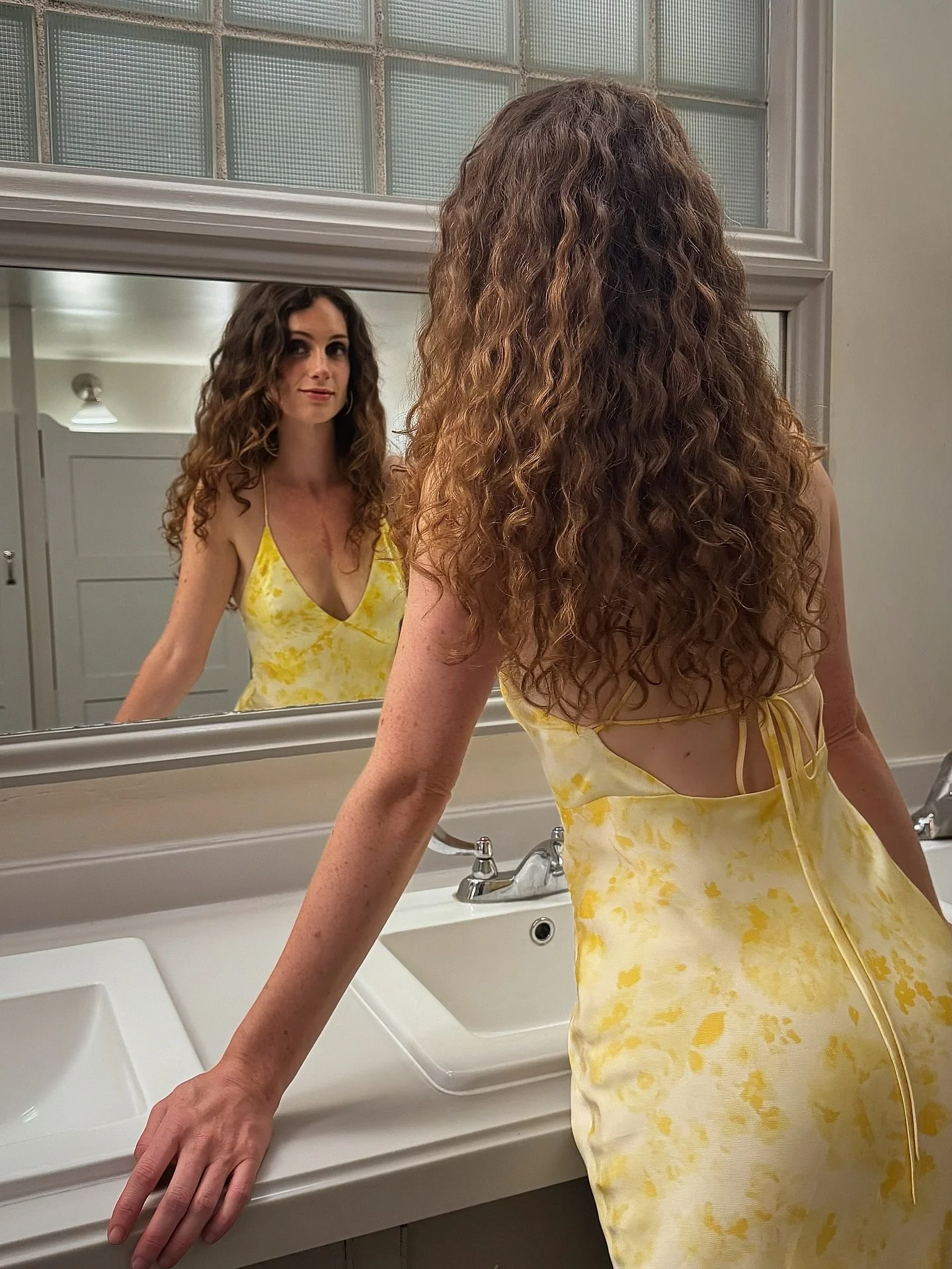 𝙂𝙤𝙡𝙙𝙚𝙣 𝙝𝙤𝙪𝙧, 𝙗𝙤𝙩𝙩𝙡𝙚𝙙. 🍯✨
OBSESSED with this dimensional #OMBRE application on @thankyouforthislife that brings depth and warmth to every curl.

#nothingissacredeverythingiscontent #ElizabethPedersonHair
#VancouverHairArtist
#LuxuryH