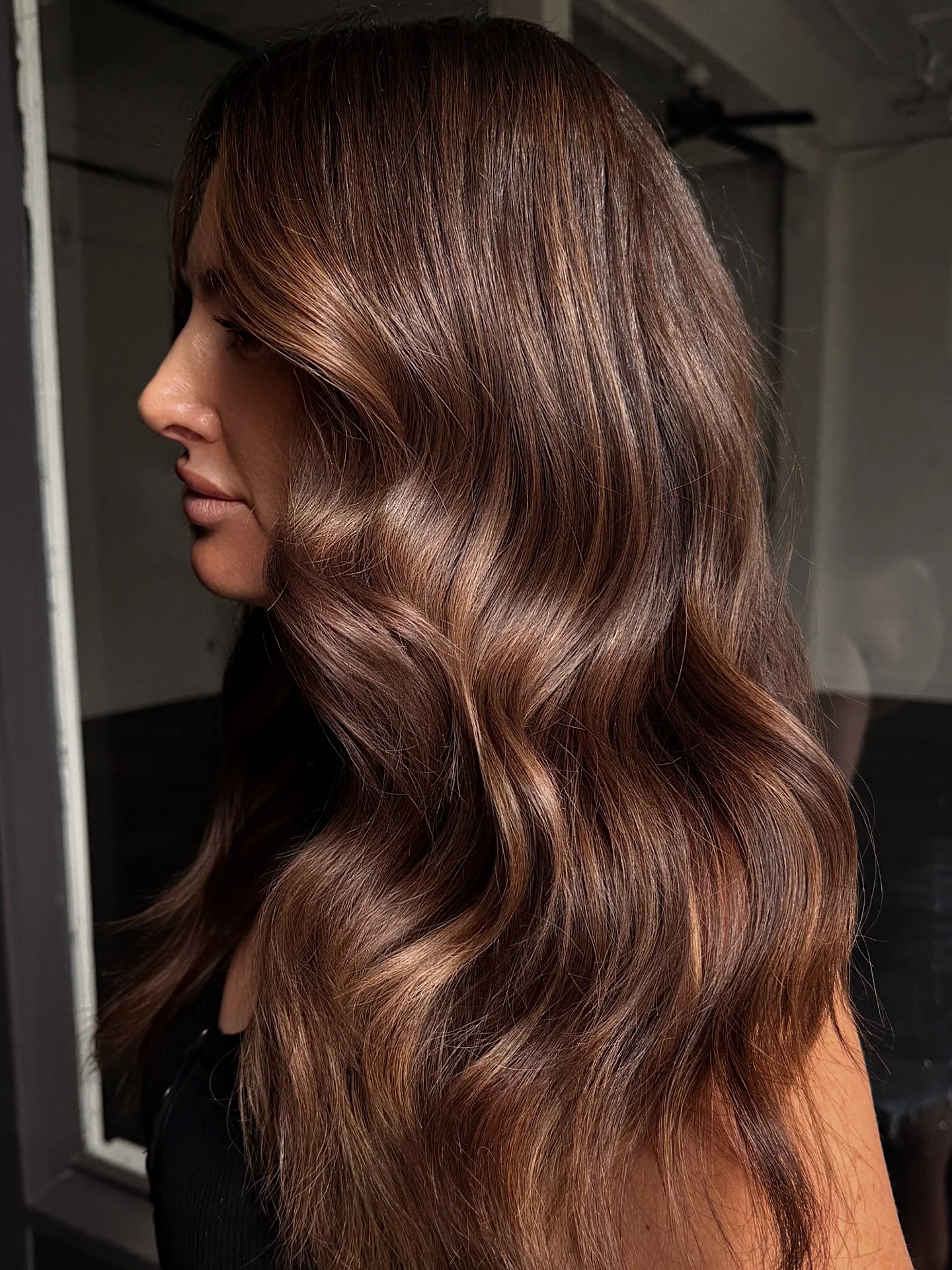 Chocolate silk 🍫✨ Dimensional brunette with a soft, light-catching glow &mdash; proof that depth can be just as luminous as blonde.

#BrunetteBalayage #DimensionalBrunette #ChocolateBrownHair #GlossyHair #HealthyHairGoals #SoftWaves #BrunetteHairCol