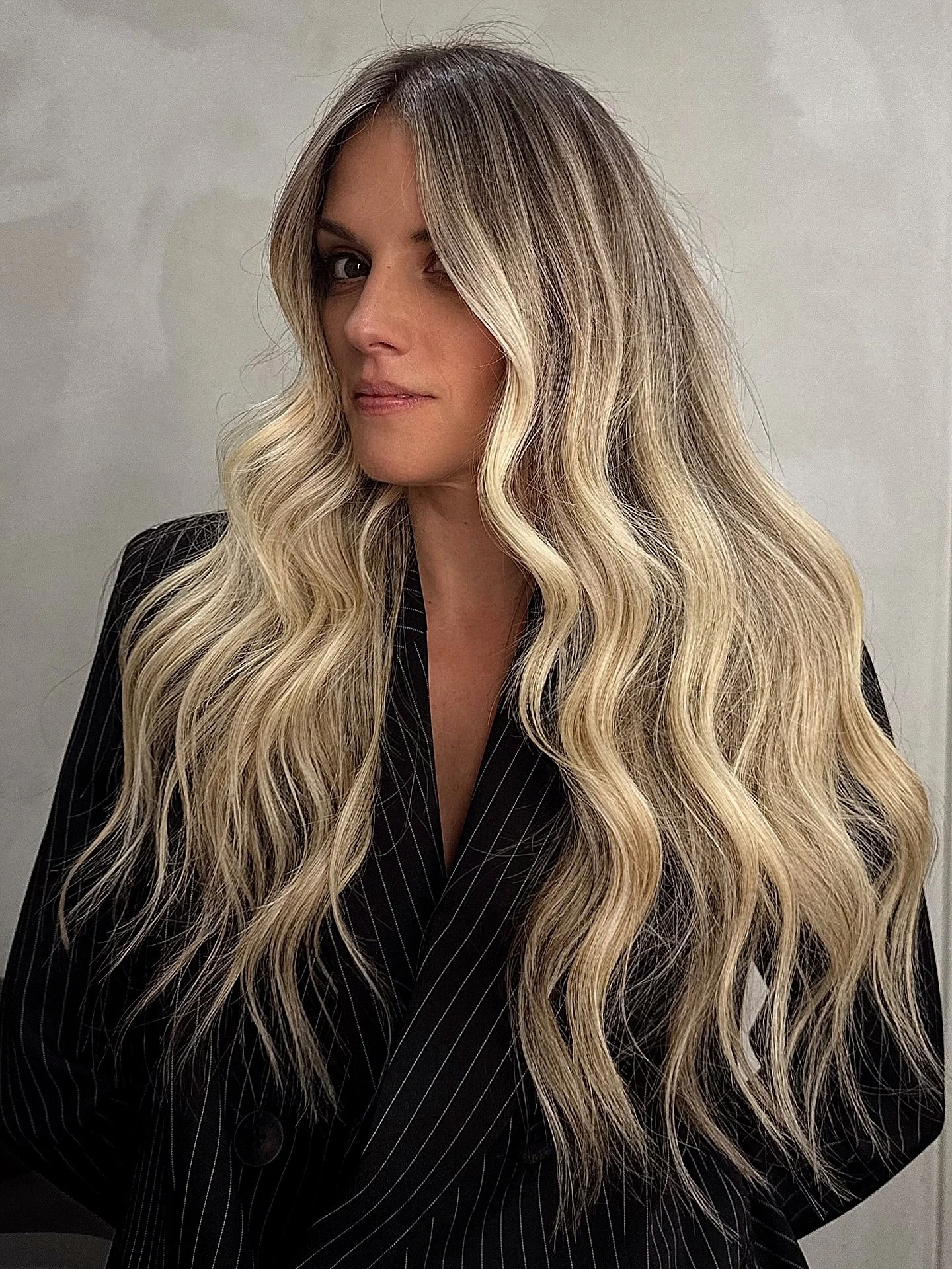 Soft, seamless blonde&mdash;lifted with intention, not at the expense of hair health. ✨
This is what going lighter responsibly looks like: dimensional brightness, a blended root, and strength you can feel. Luxury blonde designed to grow out beautiful