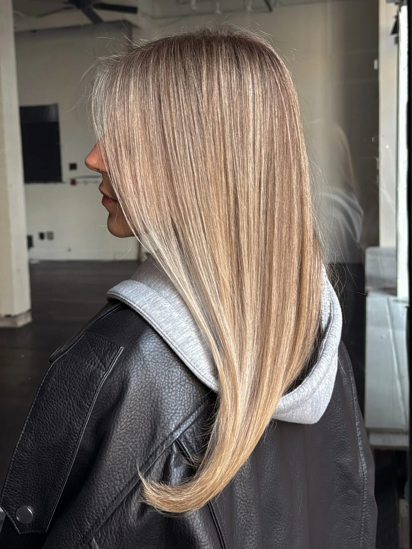 AirTouch Cashmere Blonde ✨

Soft dimension, seamless grow-out, and a finish that feels as luxurious as it looks.

For this transformation I used the AirTouch technique to create ultra-fine ribbons of lightness that melt naturally into the base. The g