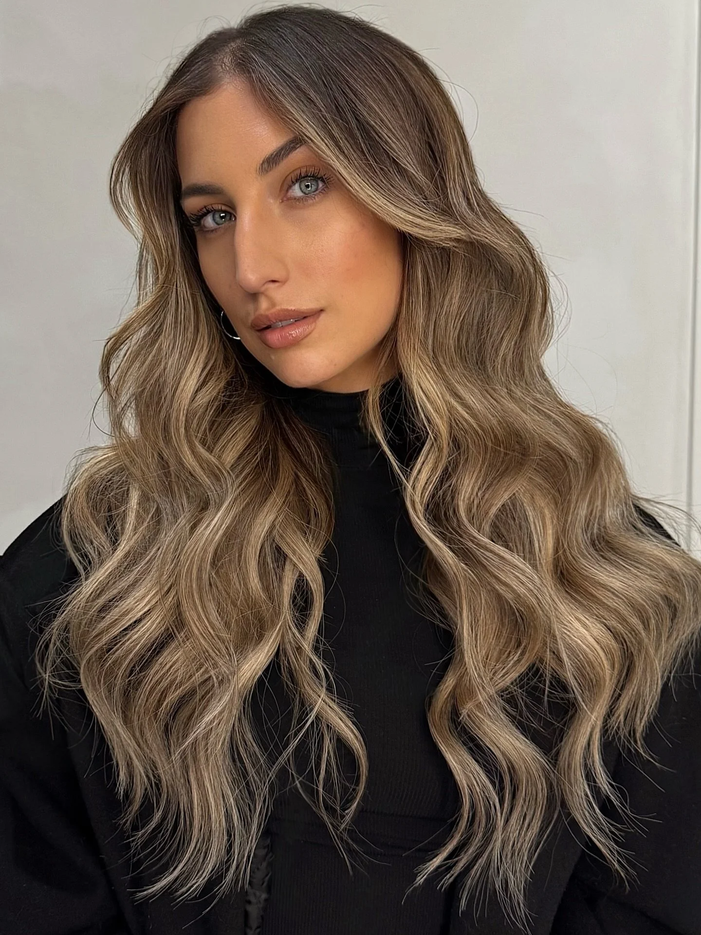 She&rsquo;s in her TATIANA era 💅✨
That cool-girl bronde energy 
Inspired by Tate McRae, created for real life.

Dimension + depth paired with 18&rdquo; &ldquo;Basic Instinct&rdquo; @philocalyhair clip-ins for length that looks like it&rsquo;s all he