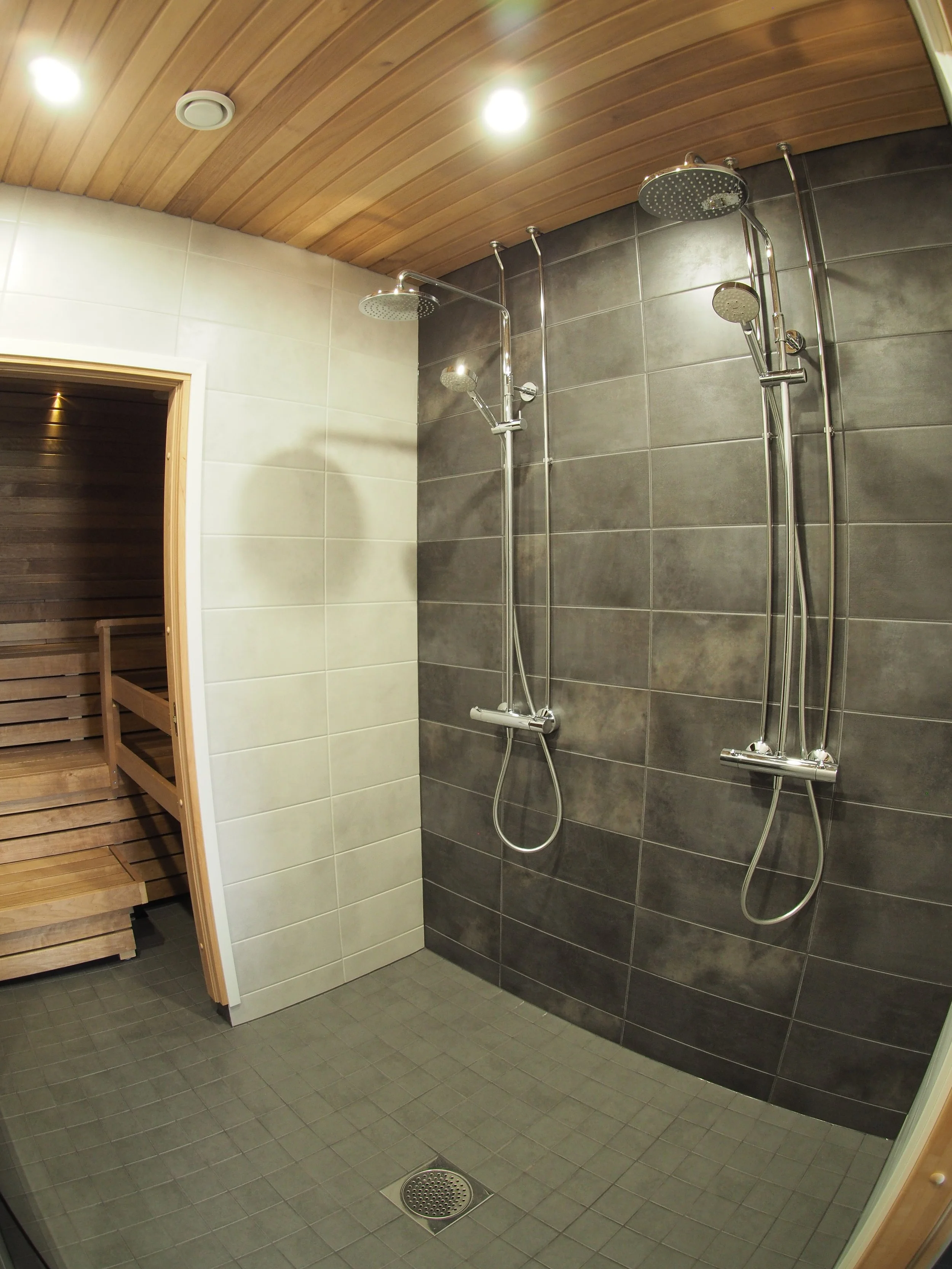 Kylpyhuoneen laatoitus Pori